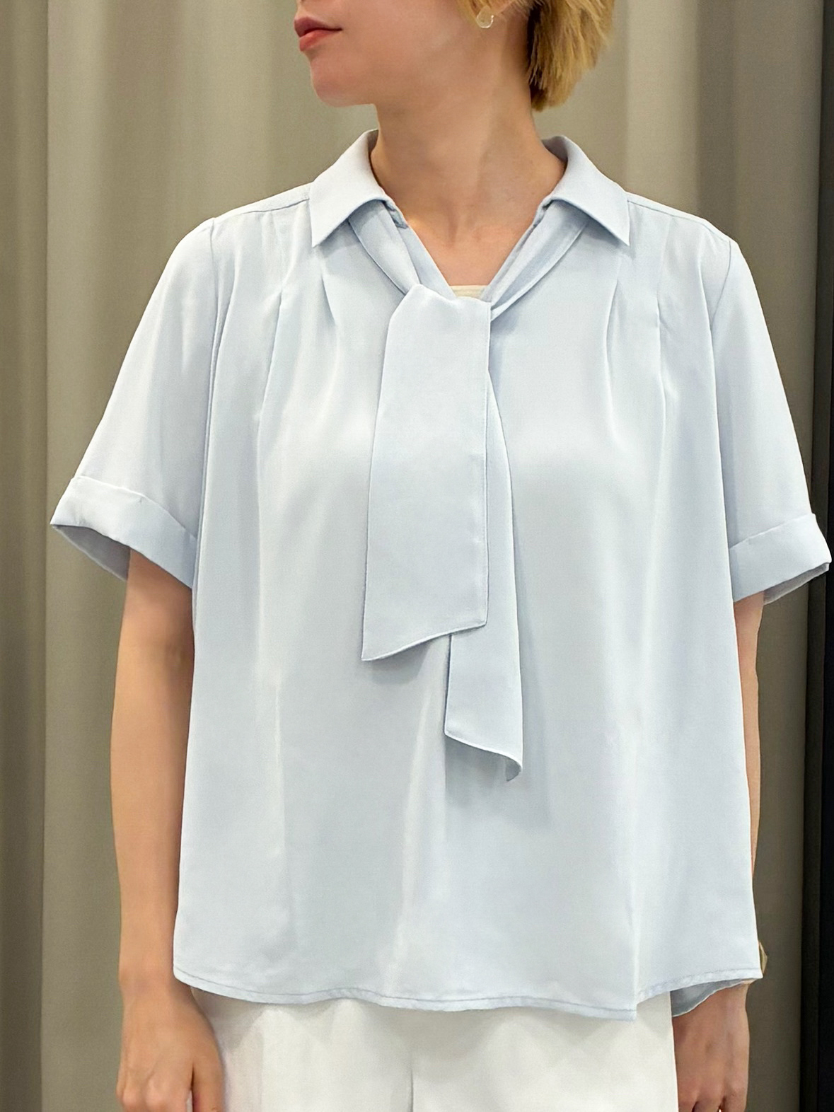 eguchiさんの「grove｜半袖になって再登場！【洗える】チャーム付きマルチWAYボウタイブラウス」を使ったコーディネート