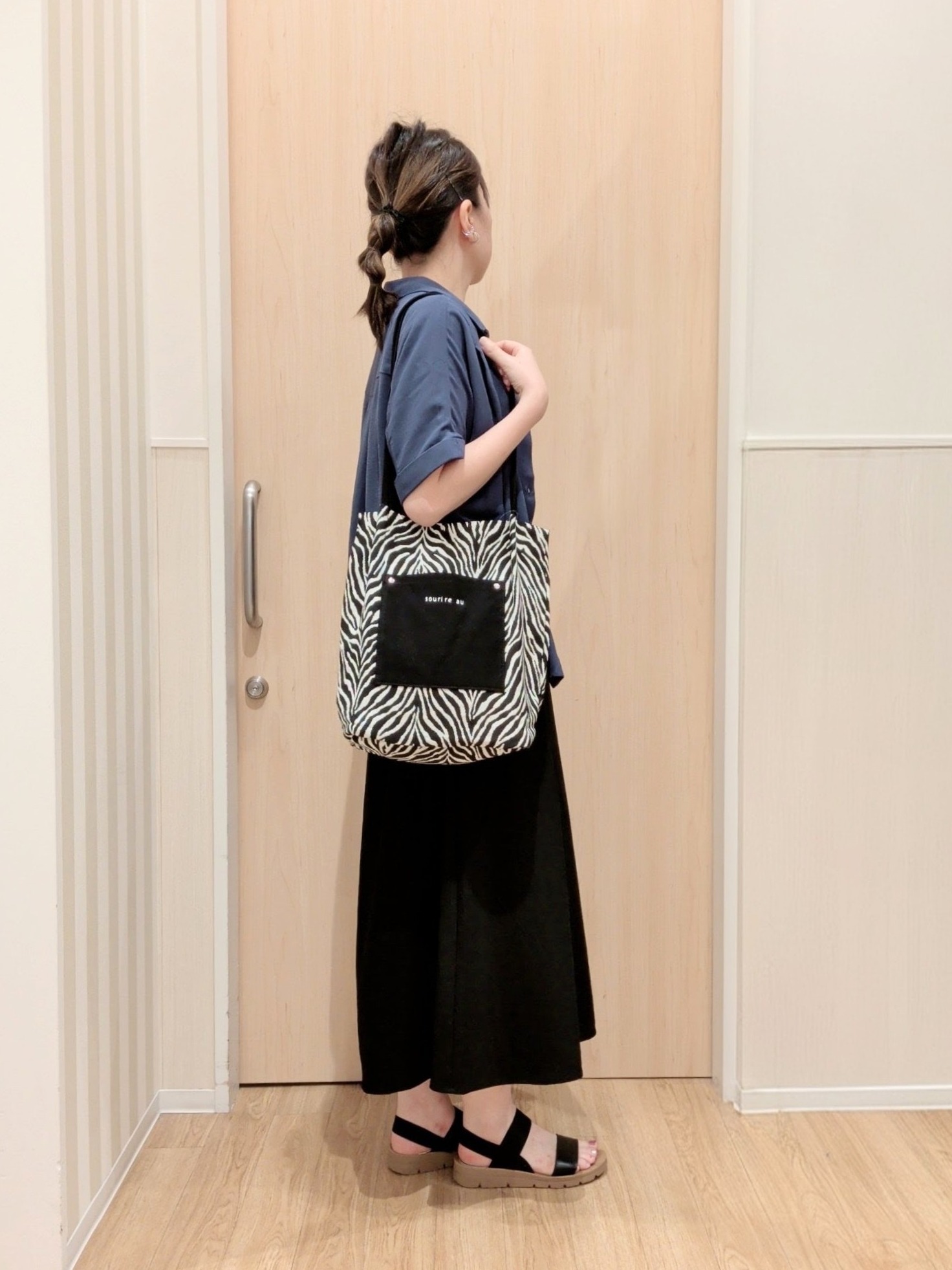 あさんの「SHOO･LA･RUE｜【ひんやり/洗濯後しわになりにくい/S-LL】着るだけでこなれ見え 二の腕も隠せるデザイン半袖シャツ」を使ったコーディネート