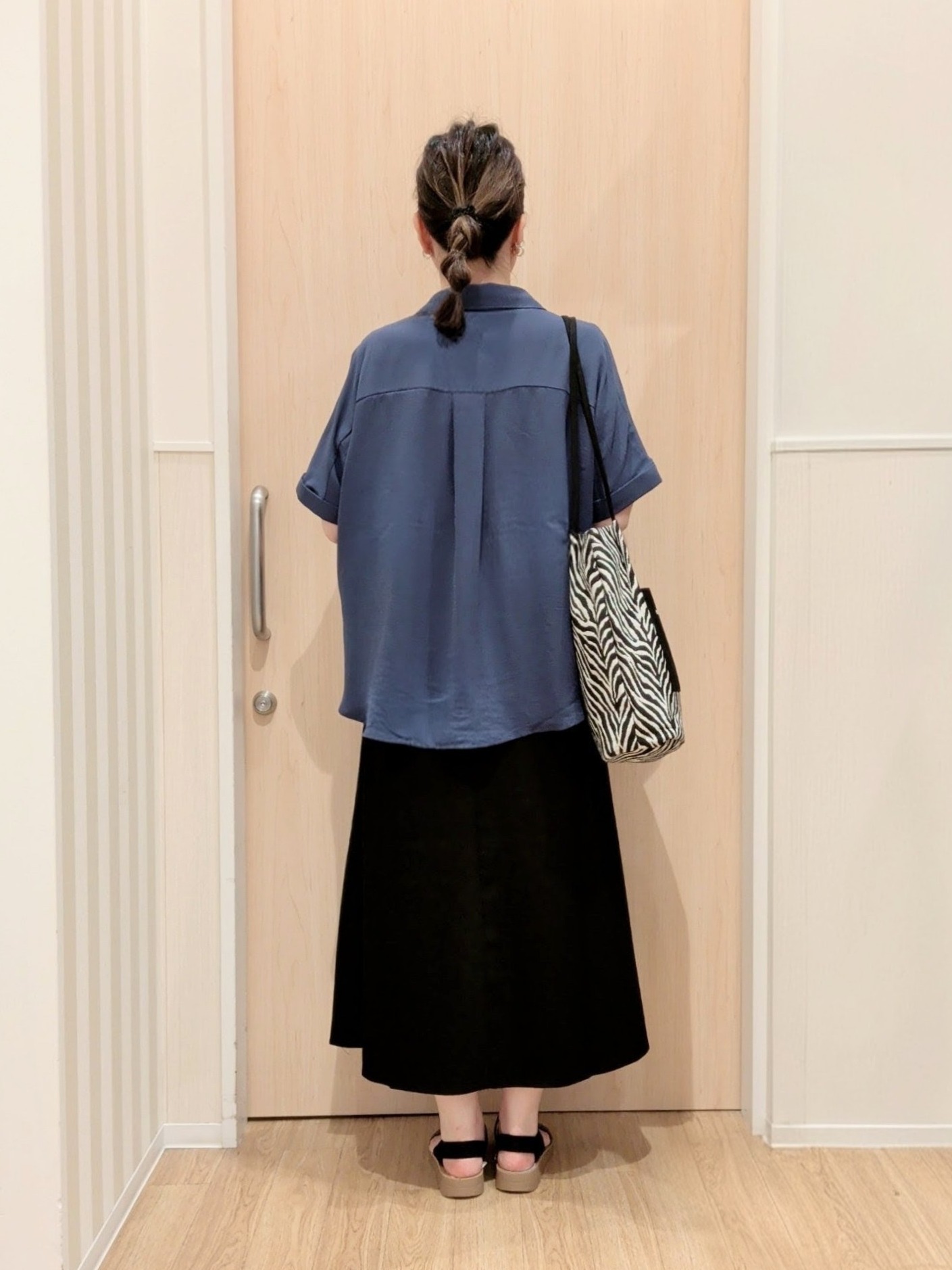 あさんの「SHOO･LA･RUE｜【ひんやり/洗濯後しわになりにくい/S-LL】着るだけでこなれ見え 二の腕も隠せるデザイン半袖シャツ」を使ったコーディネート