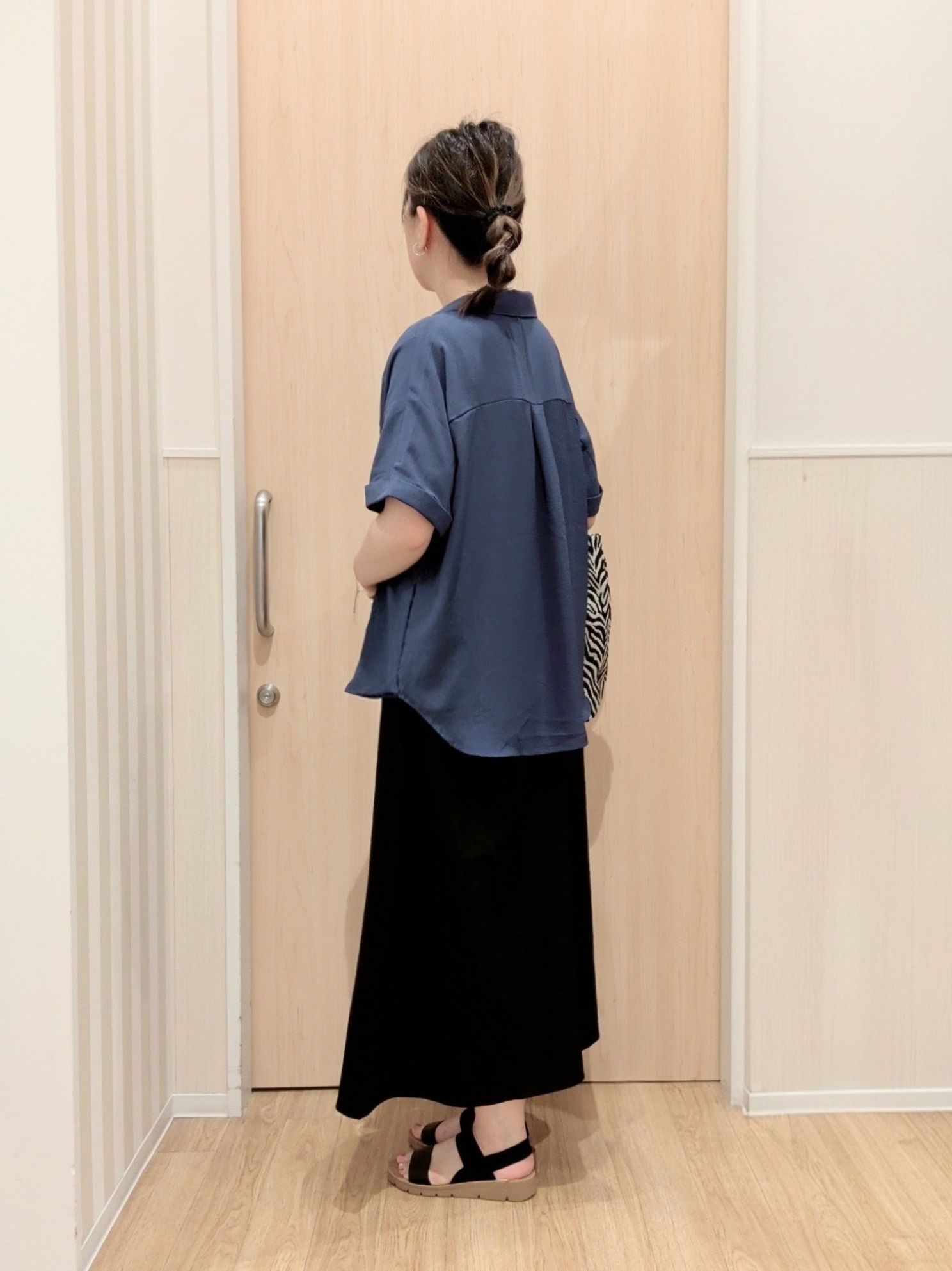 あさんの「SHOO･LA･RUE｜【ひんやり/洗濯後しわになりにくい/S-LL】着るだけでこなれ見え 二の腕も隠せるデザイン半袖シャツ」を使ったコーディネート