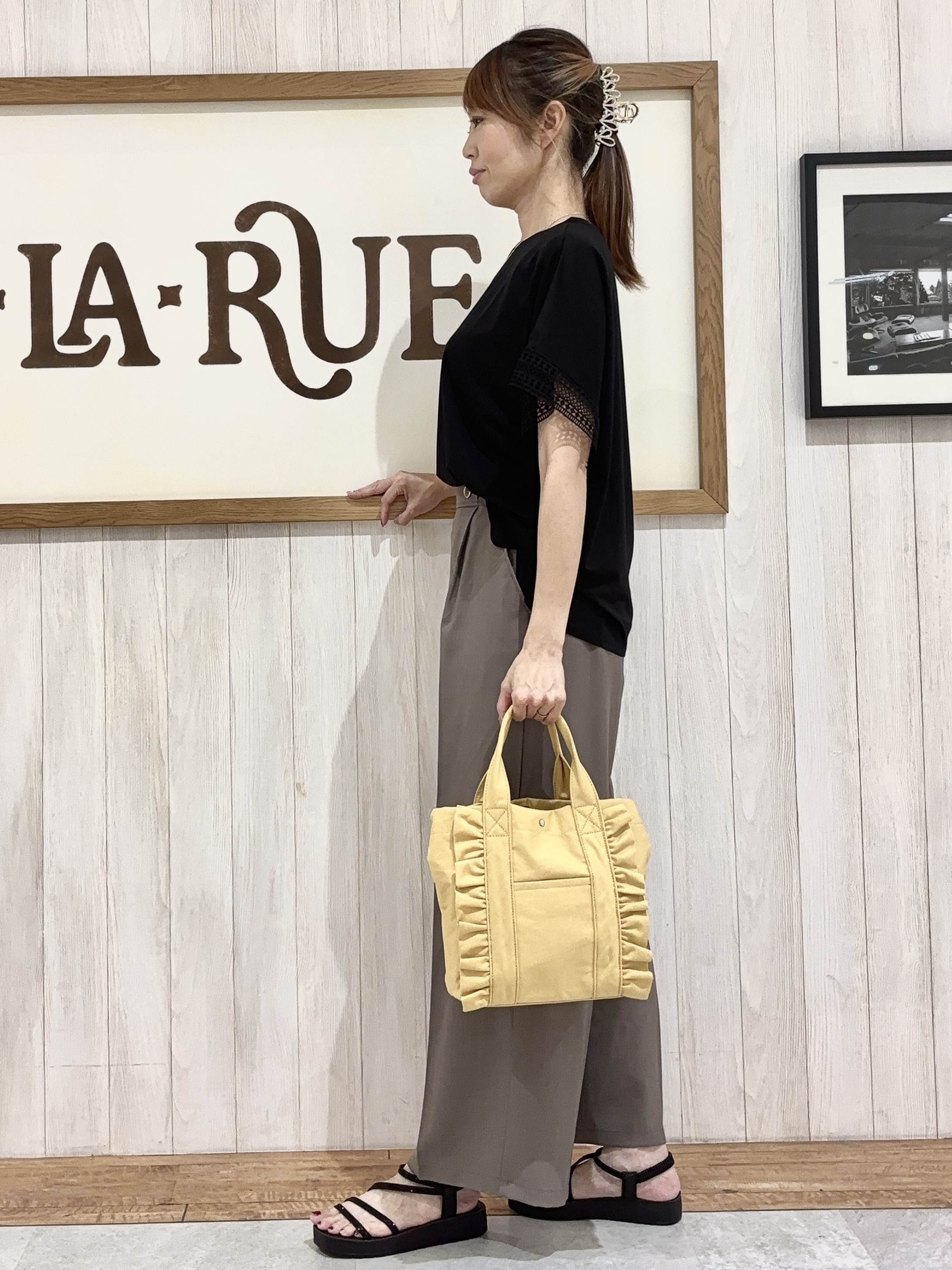 みきぽんさんの「SHOO･LA･RUE｜【ひんやり/UV】お袖レースが上品 ゆったりとろみトップス」を使ったコーディネート