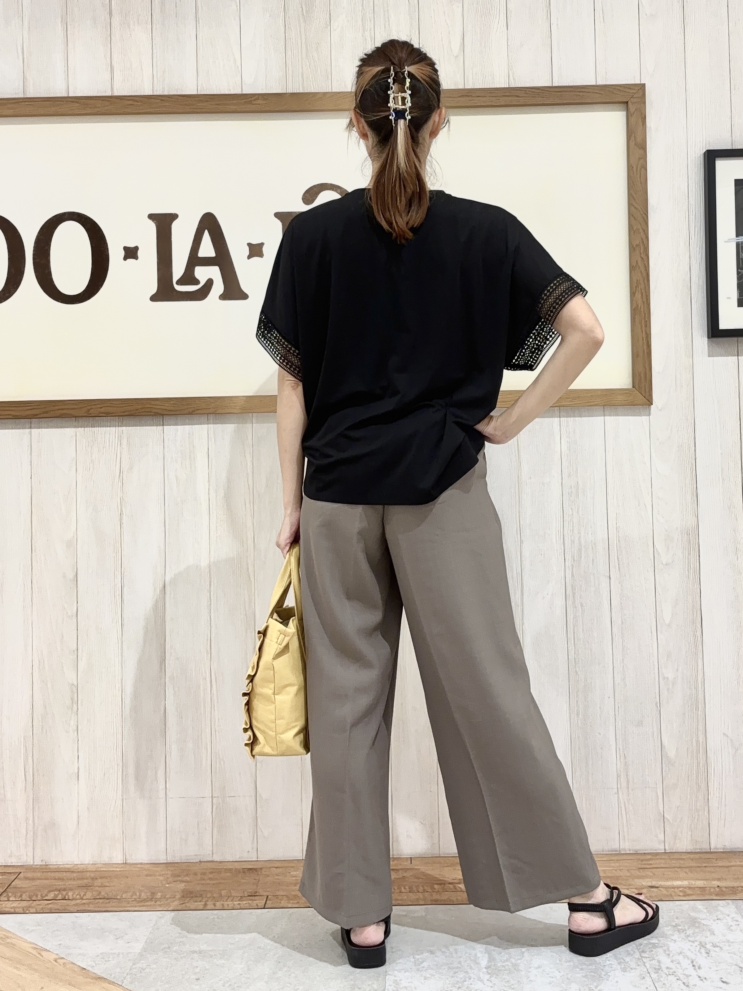 みきぽんさんの「SHOO･LA･RUE｜【ひんやり/UV】お袖レースが上品 ゆったりとろみトップス」を使ったコーディネート