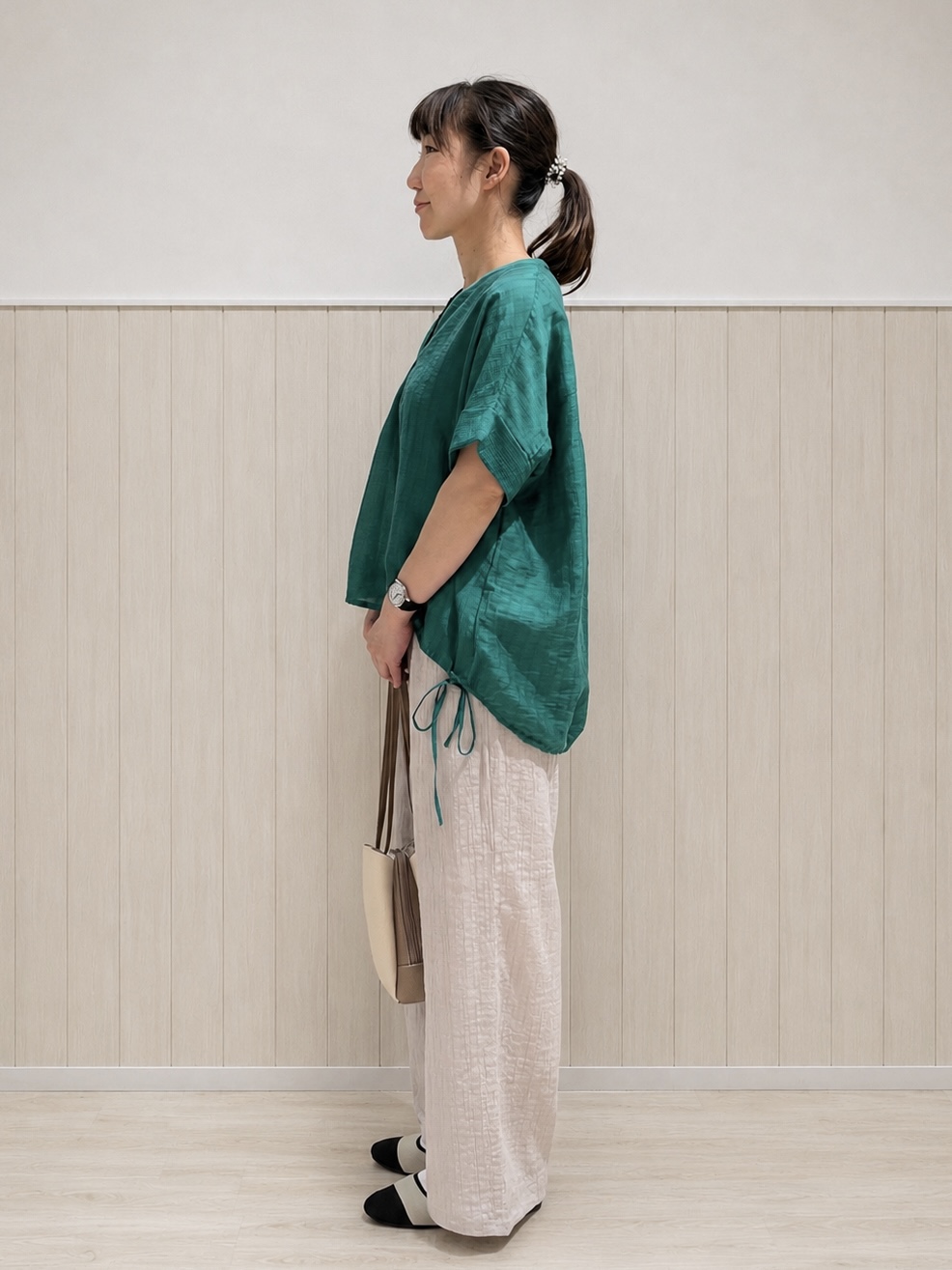 まつみさんの「SHOO･LA･RUE｜【高レビュー/体型カバー】インせず着られる スキッパー裾リボンブラウス」を使ったコーディネート