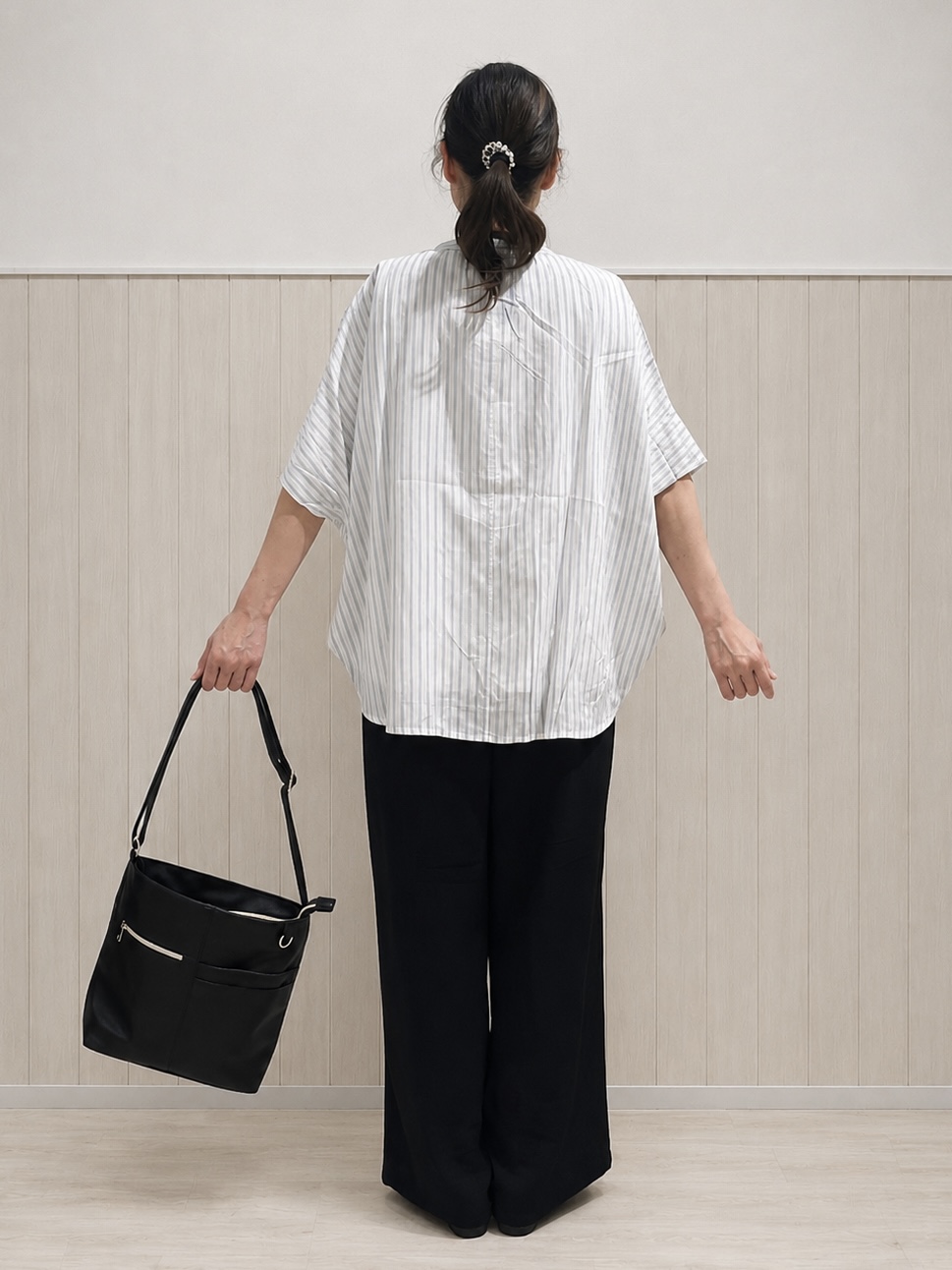まつみさんの「SHOO･LA･RUE｜【ひんやり/洗濯機可/体型カバー】二の腕隠れる ゆるっと襟ギャザーレーヨンブラウス」を使ったコーディネート