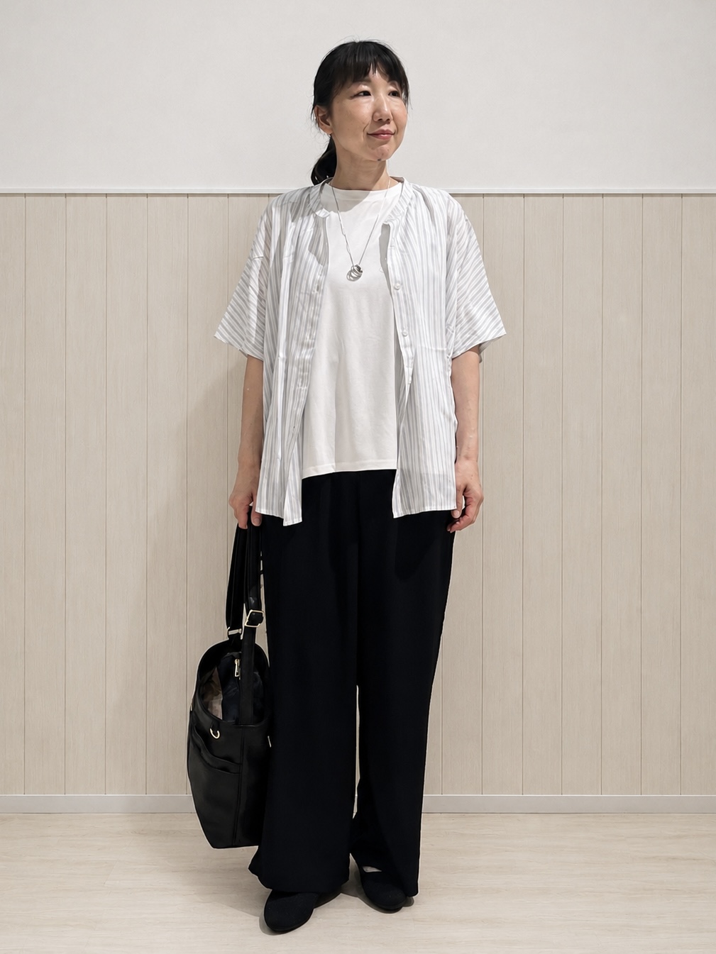 まつみさんの「SHOO･LA･RUE｜【ひんやり/洗濯機可/体型カバー】二の腕隠れる ゆるっと襟ギャザーレーヨンブラウス」を使ったコーディネート