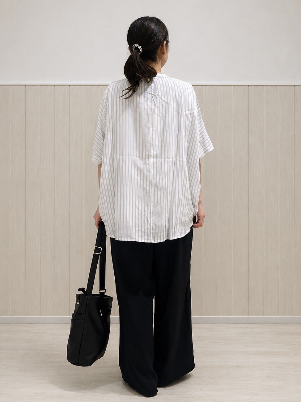まつみさんの「SHOO･LA･RUE｜【ひんやり/洗濯機可/体型カバー】二の腕隠れる ゆるっと襟ギャザーレーヨンブラウス」を使ったコーディネート