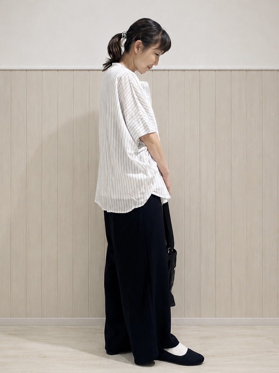 まつみさんの「SHOO･LA･RUE｜【ひんやり/洗濯機可/体型カバー】二の腕隠れる ゆるっと襟ギャザーレーヨンブラウス」を使ったコーディネート