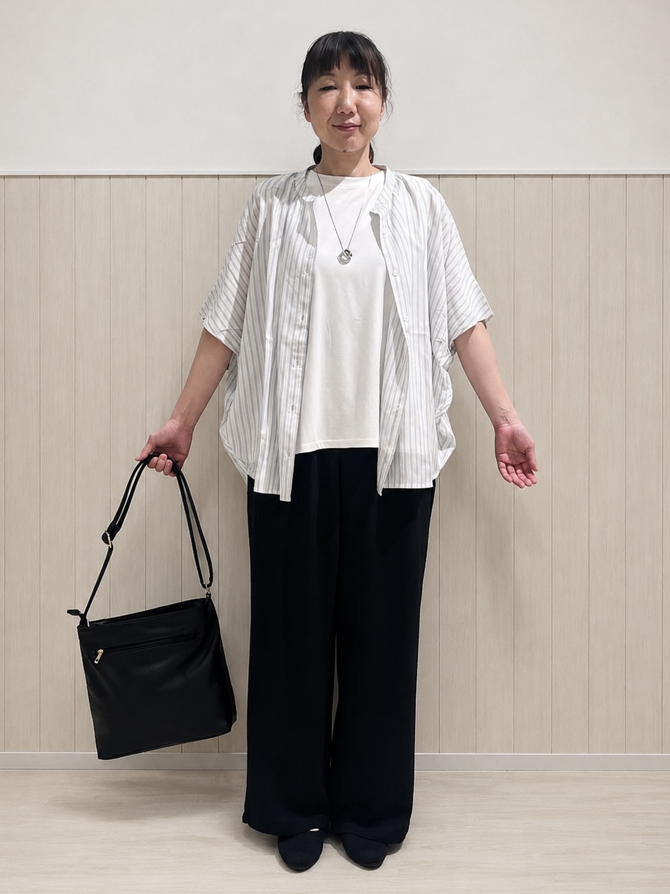 まつみさんの「SHOO･LA･RUE｜【ひんやり/洗濯機可/体型カバー】二の腕隠れる ゆるっと襟ギャザーレーヨンブラウス」を使ったコーディネート