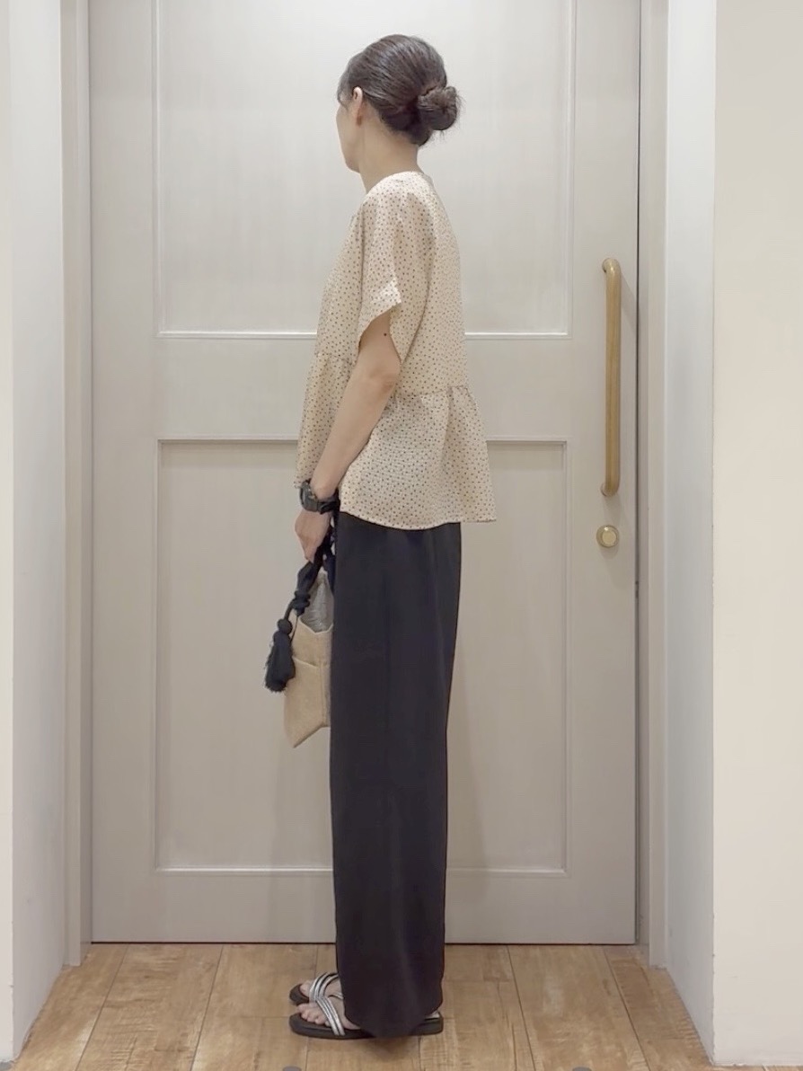 tamuさんの「SHOO･LA･RUE｜【体型カバー/洗濯機可】二の腕とお腹周りが隠せる シアーペプラムブラウス」を使ったコーディネート