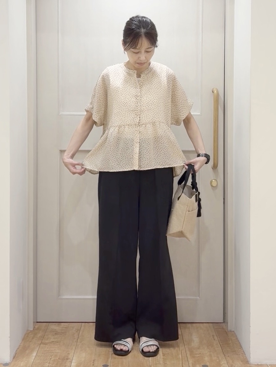 tamuさんの「SHOO･LA･RUE｜【体型カバー/洗濯機可】二の腕とお腹周りが隠せる シアーペプラムブラウス」を使ったコーディネート