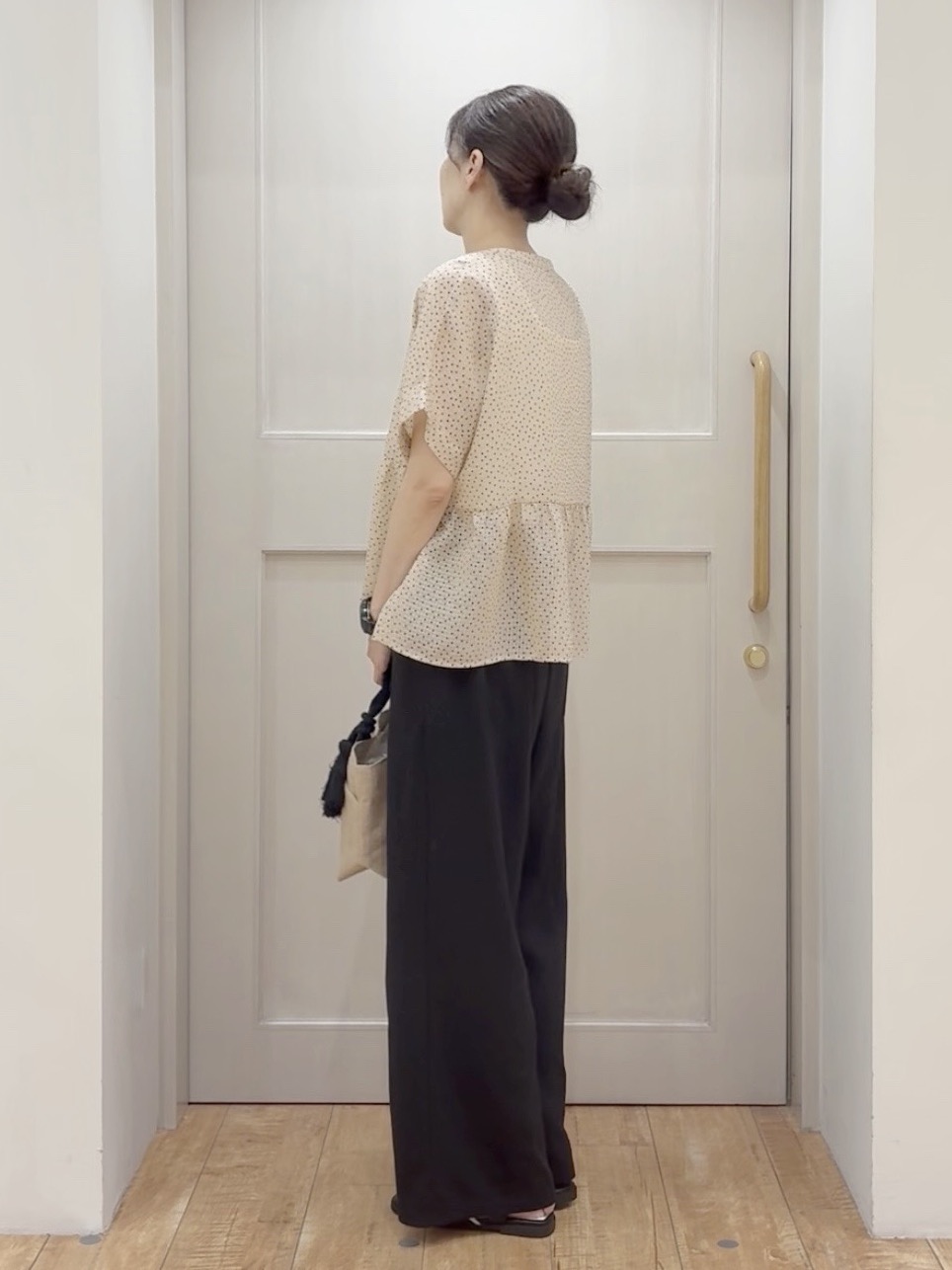 tamuさんの「SHOO･LA･RUE｜【体型カバー/洗濯機可】二の腕とお腹周りが隠せる シアーペプラムブラウス」を使ったコーディネート