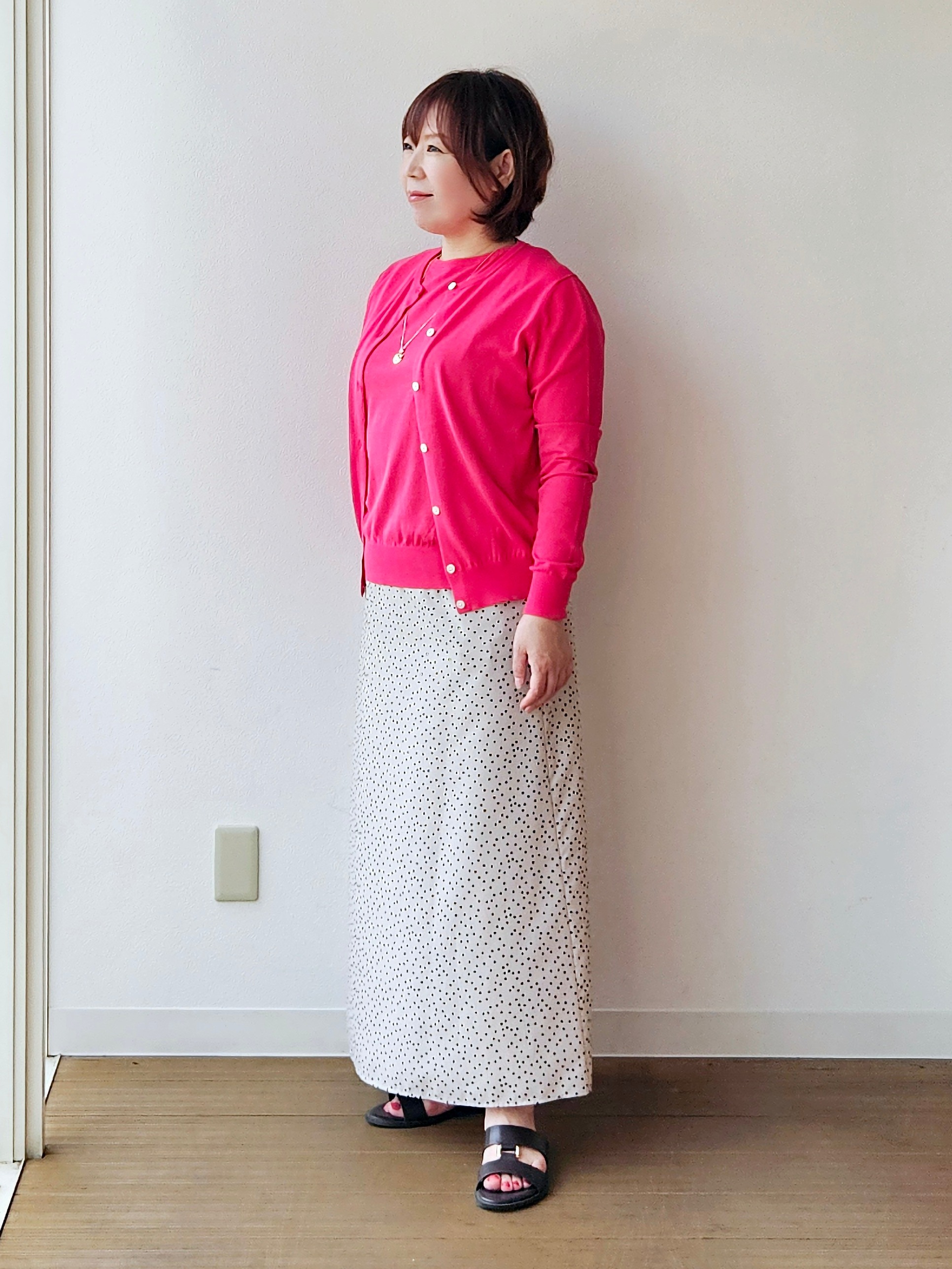 やじまさんの「UNTITLED｜【9色展開/アンサンブル可】コットンクルーネックカーディガン」を使ったコーディネート
