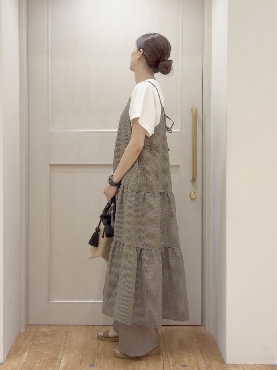 tamuさんの「SHOO･LA･RUE｜【S-LL/洗濯機可】ほんのり甘いチェック柄 ティアードキャミワンピース」を使ったコーディネート