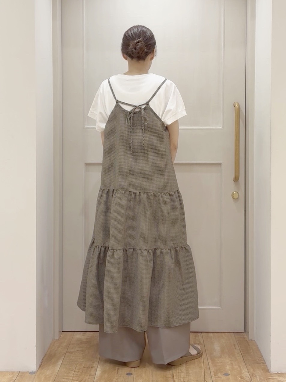 tamuさんの「SHOO･LA･RUE｜【S-LL/洗濯機可】ほんのり甘いチェック柄 ティアードキャミワンピース」を使ったコーディネート