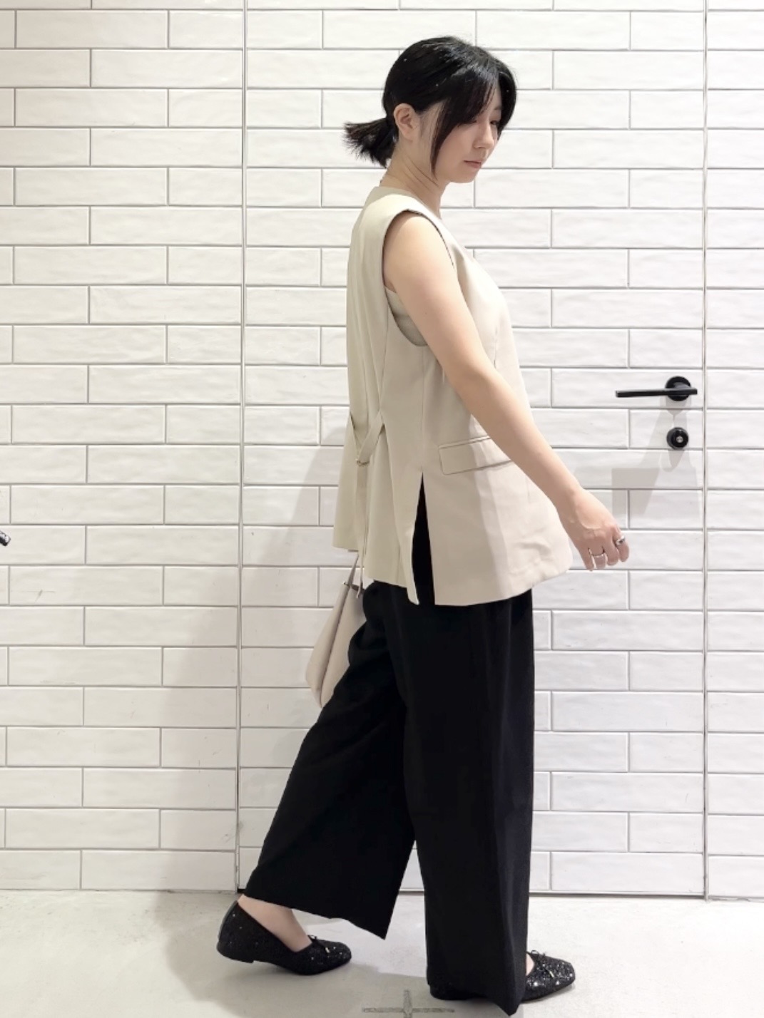 しおりさんの「OPAQUE.CLIP｜リネンライク Vネックジレ【洗濯機OK】」を使ったコーディネート