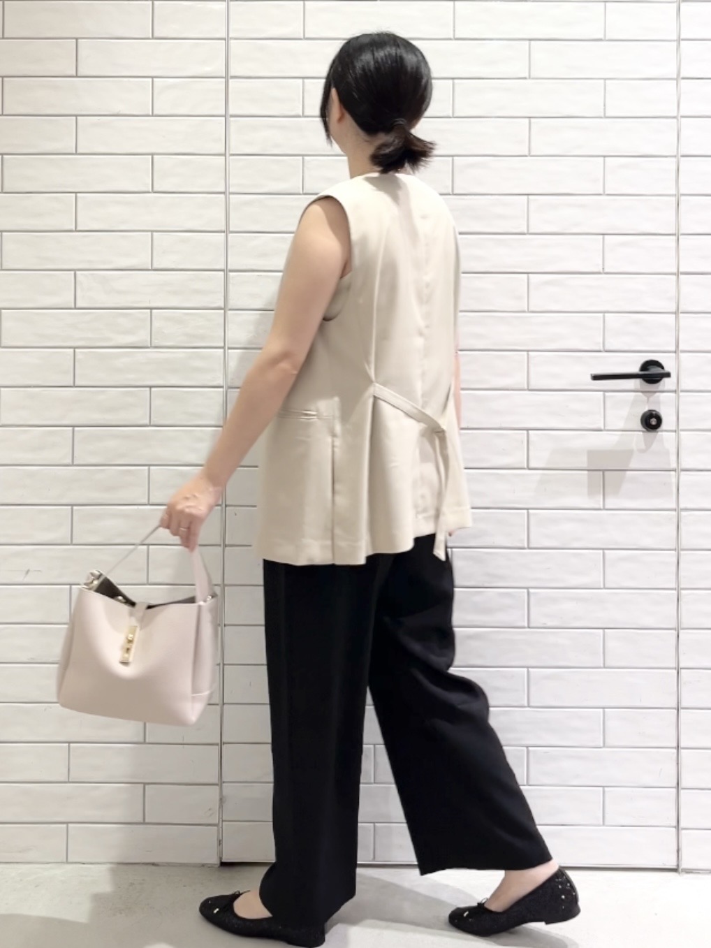 しおりさんの「OPAQUE.CLIP｜リネンライク Vネックジレ【洗濯機OK】」を使ったコーディネート
