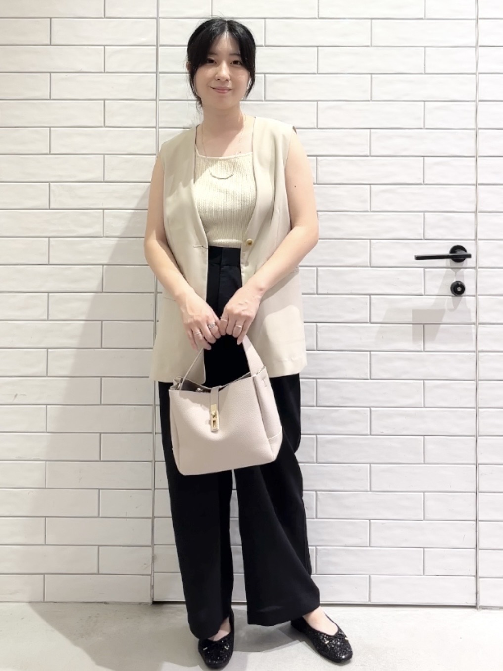 しおりさんの「OPAQUE.CLIP｜リネンライク Vネックジレ【洗濯機OK】」を使ったコーディネート