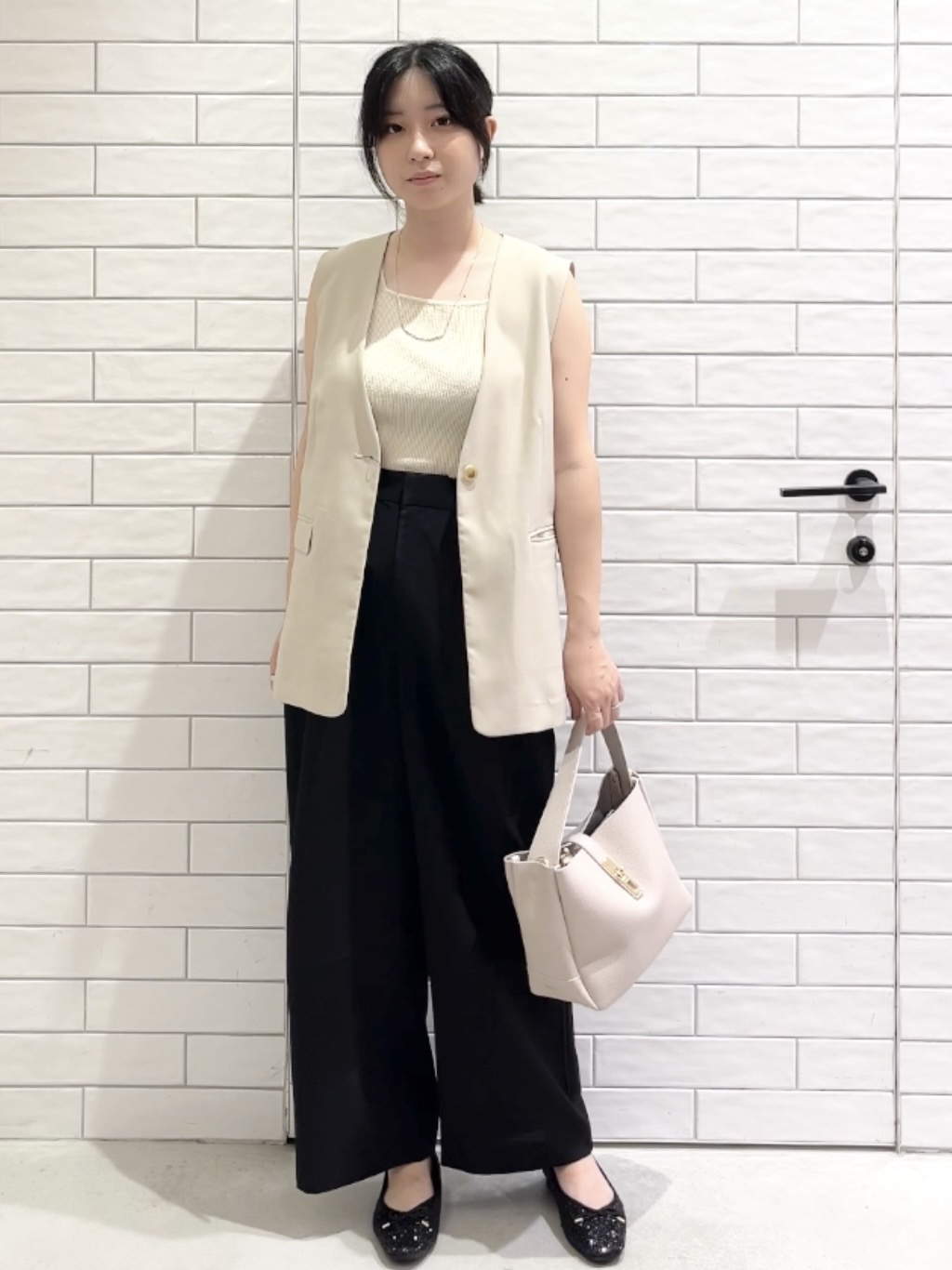 しおりさんの「OPAQUE.CLIP｜リネンライク Vネックジレ【洗濯機OK】」を使ったコーディネート