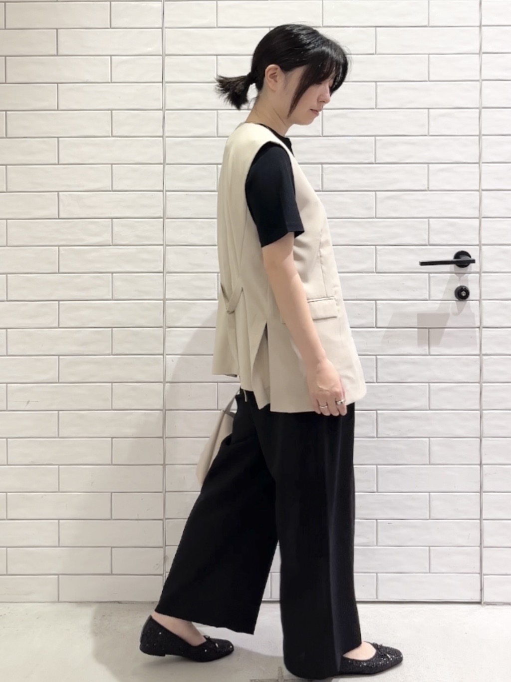 しおりさんの「OPAQUE.CLIP｜リネンライク Vネックジレ【洗濯機OK】」を使ったコーディネート
