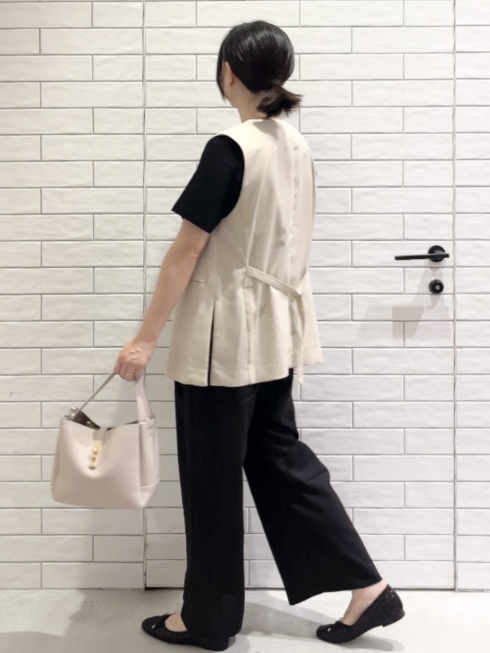 しおりさんの「OPAQUE.CLIP｜リネンライク Vネックジレ【洗濯機OK】」を使ったコーディネート