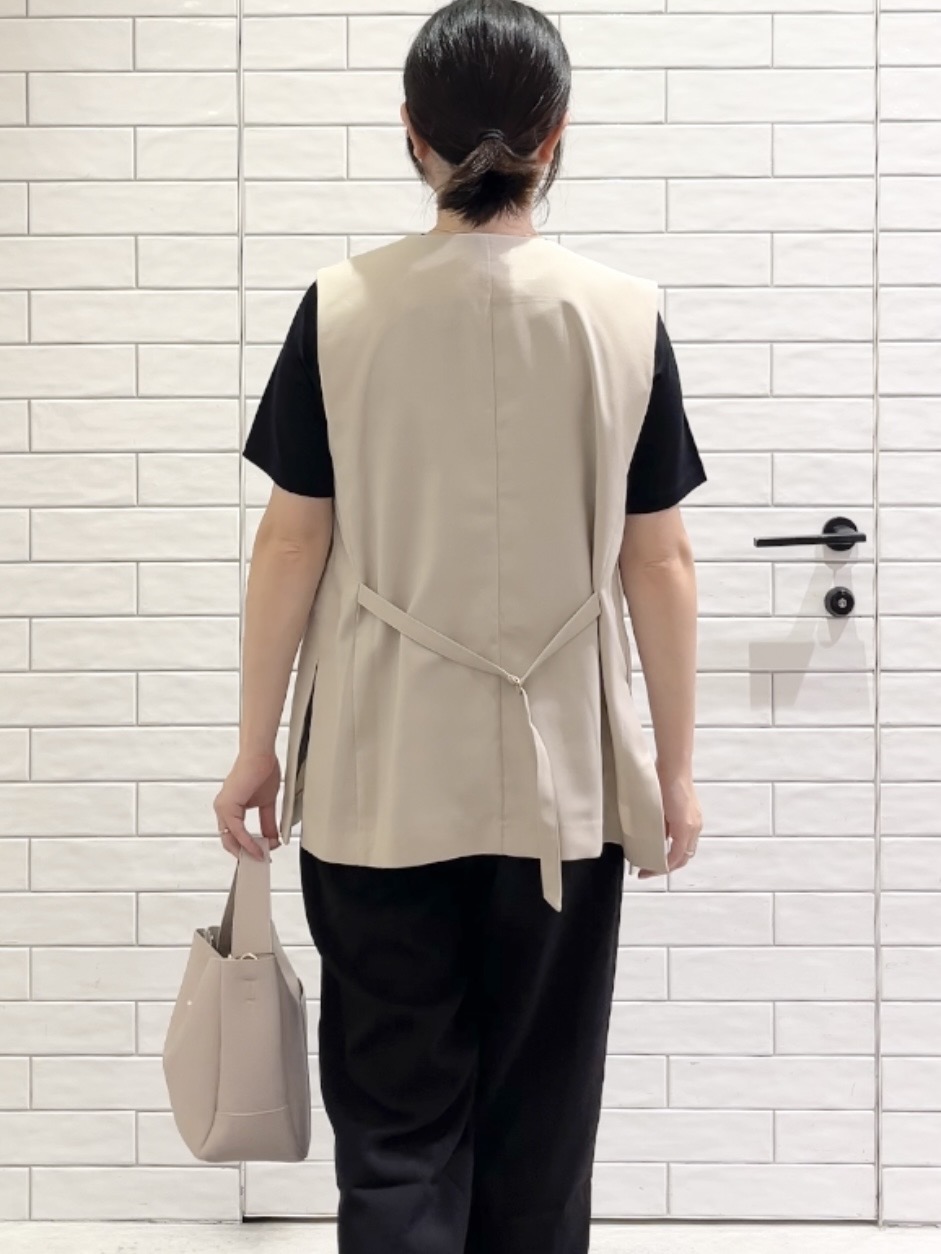 しおりさんの「OPAQUE.CLIP｜リネンライク Vネックジレ【洗濯機OK】」を使ったコーディネート