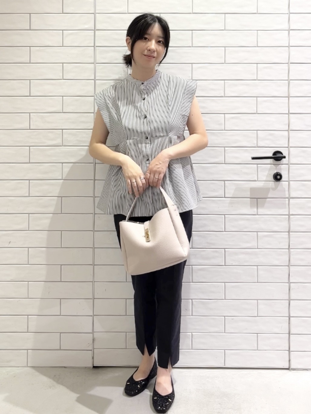 しおりさんの「OPAQUE.CLIP｜『STORY Web7月掲載』ペプラムブラウス《通気性／吸水速乾／UVケア／防シワ／洗濯機OK》」を使ったコーディネート