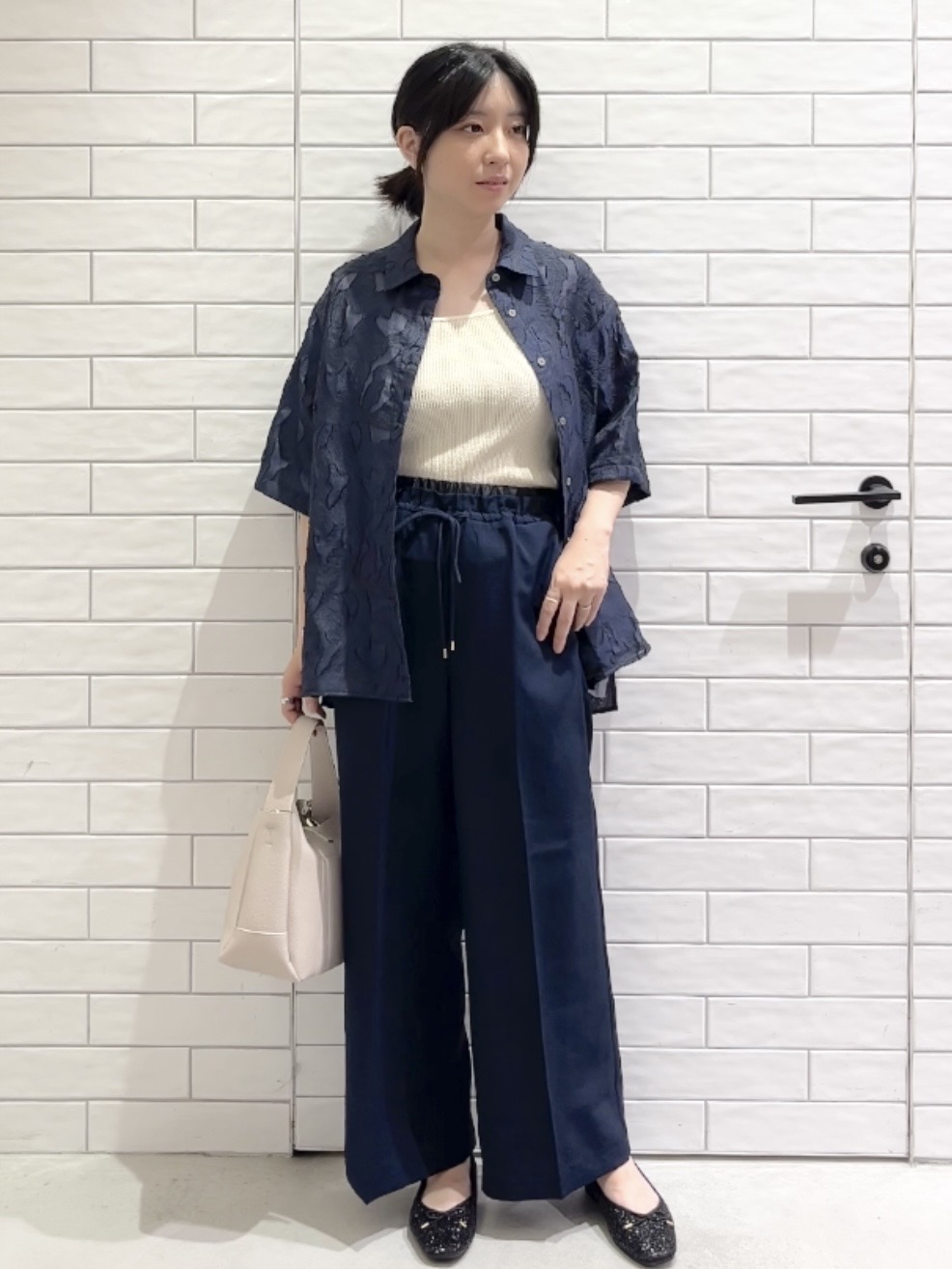 しおりさんの「OPAQUE.CLIP｜シアージャカードシャツ【洗濯機OK】」を使ったコーディネート