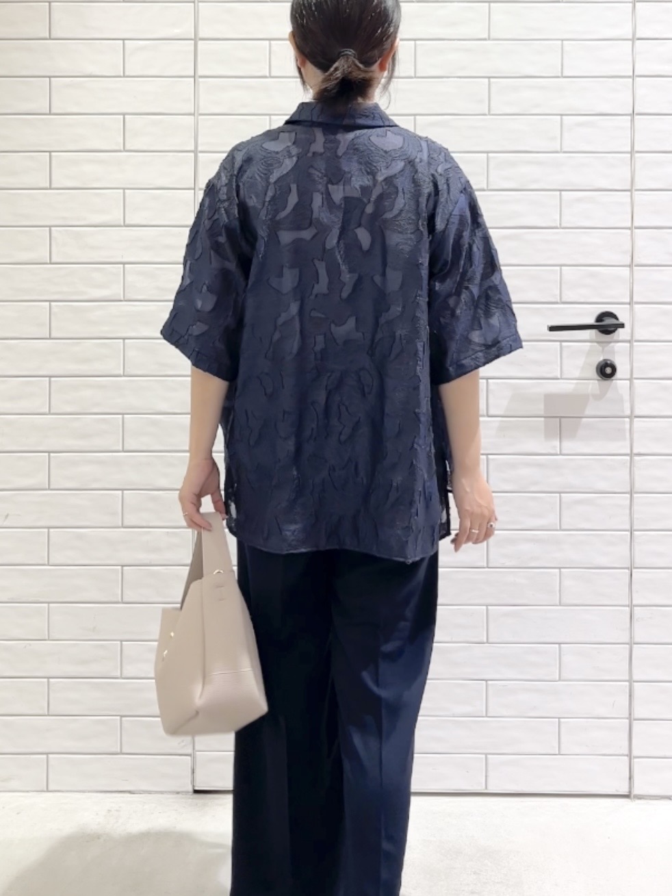 しおりさんの「OPAQUE.CLIP｜シアージャカードシャツ【洗濯機OK】」を使ったコーディネート