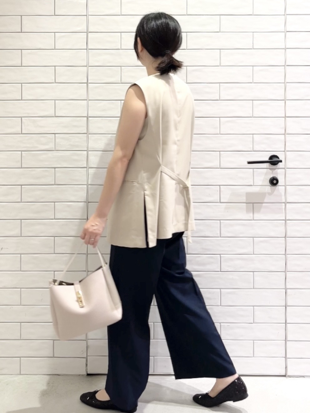 しおりさんの「OPAQUE.CLIP｜リネンライク Vネックジレ【洗濯機OK】」を使ったコーディネート