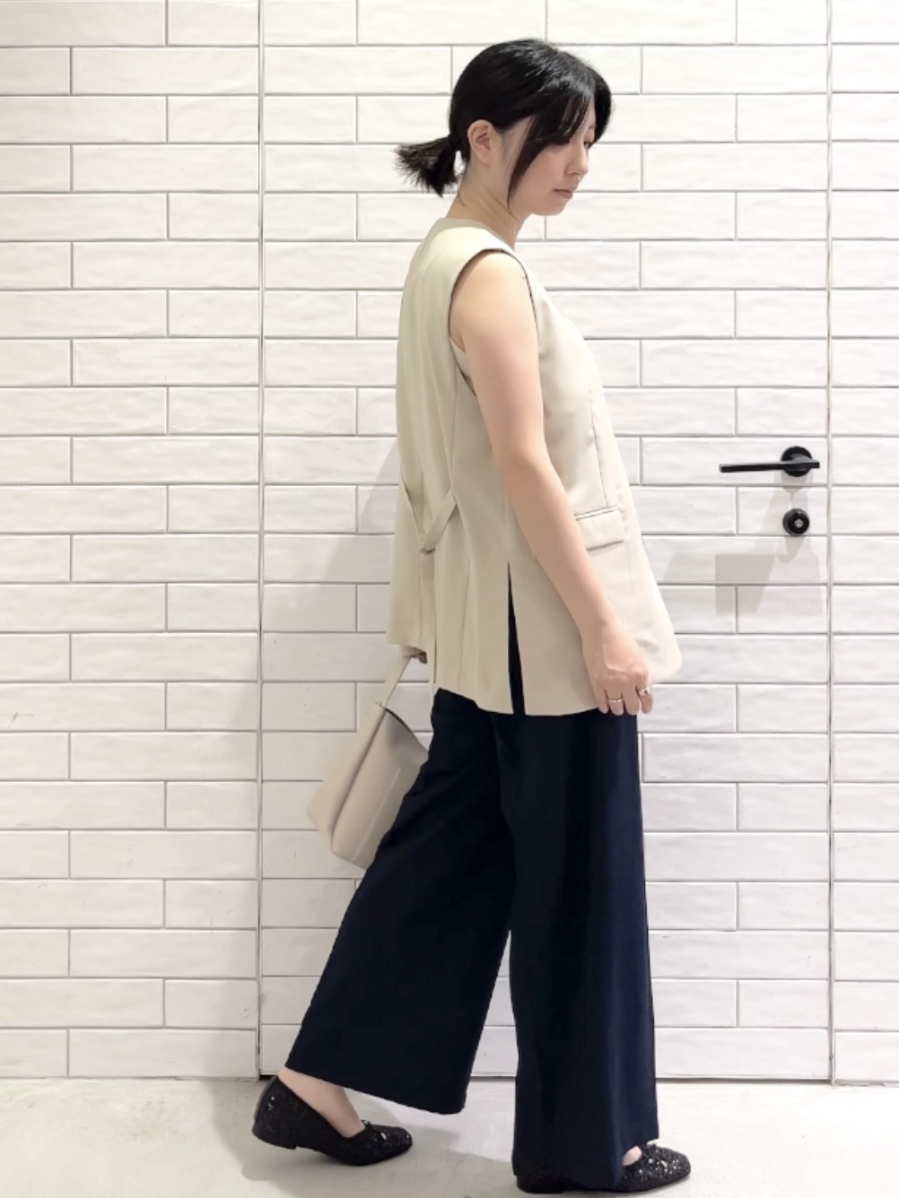 しおりさんの「OPAQUE.CLIP｜リネンライク Vネックジレ【洗濯機OK】」を使ったコーディネート