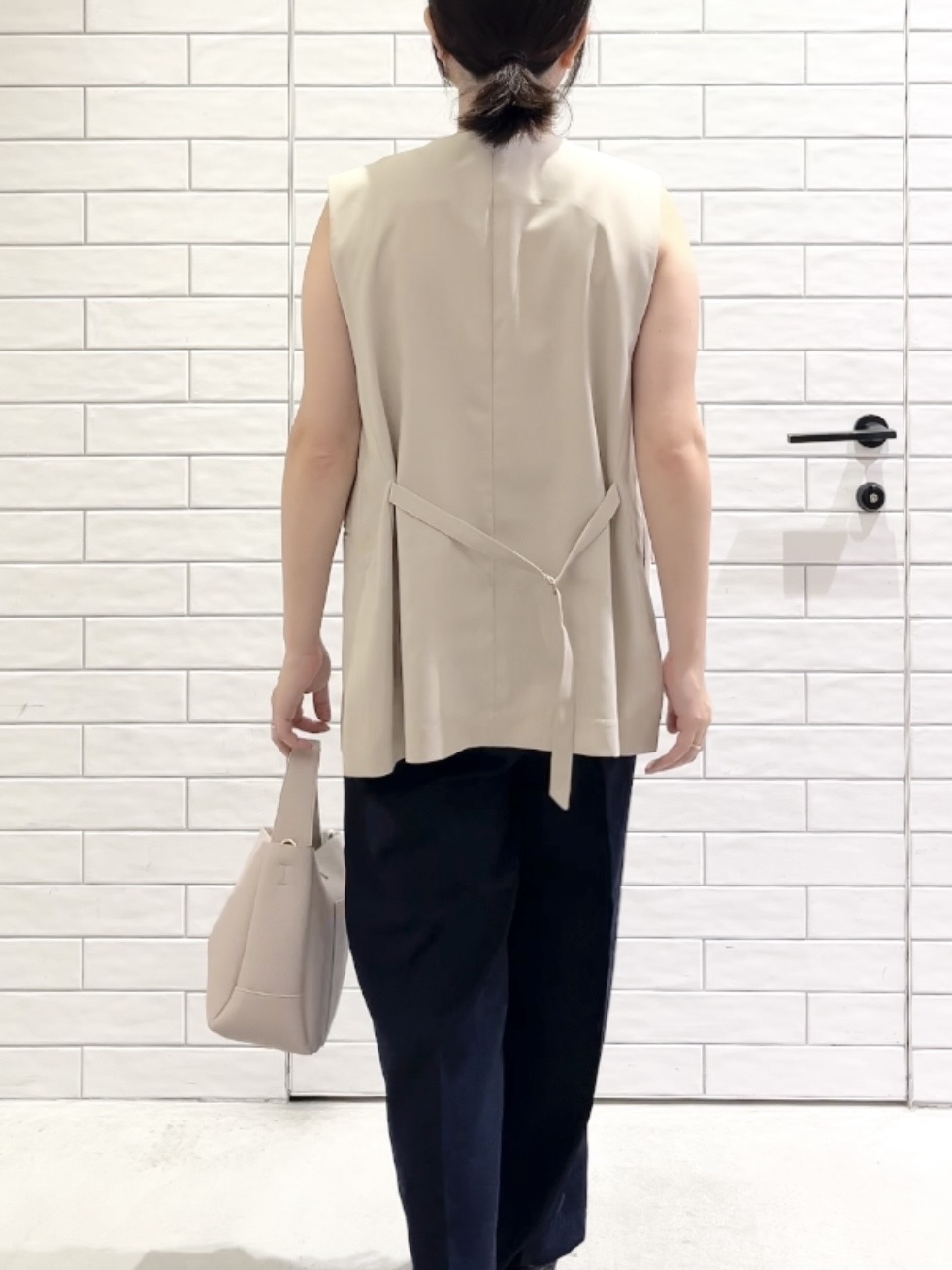 しおりさんの「OPAQUE.CLIP｜リネンライク Vネックジレ【洗濯機OK】」を使ったコーディネート