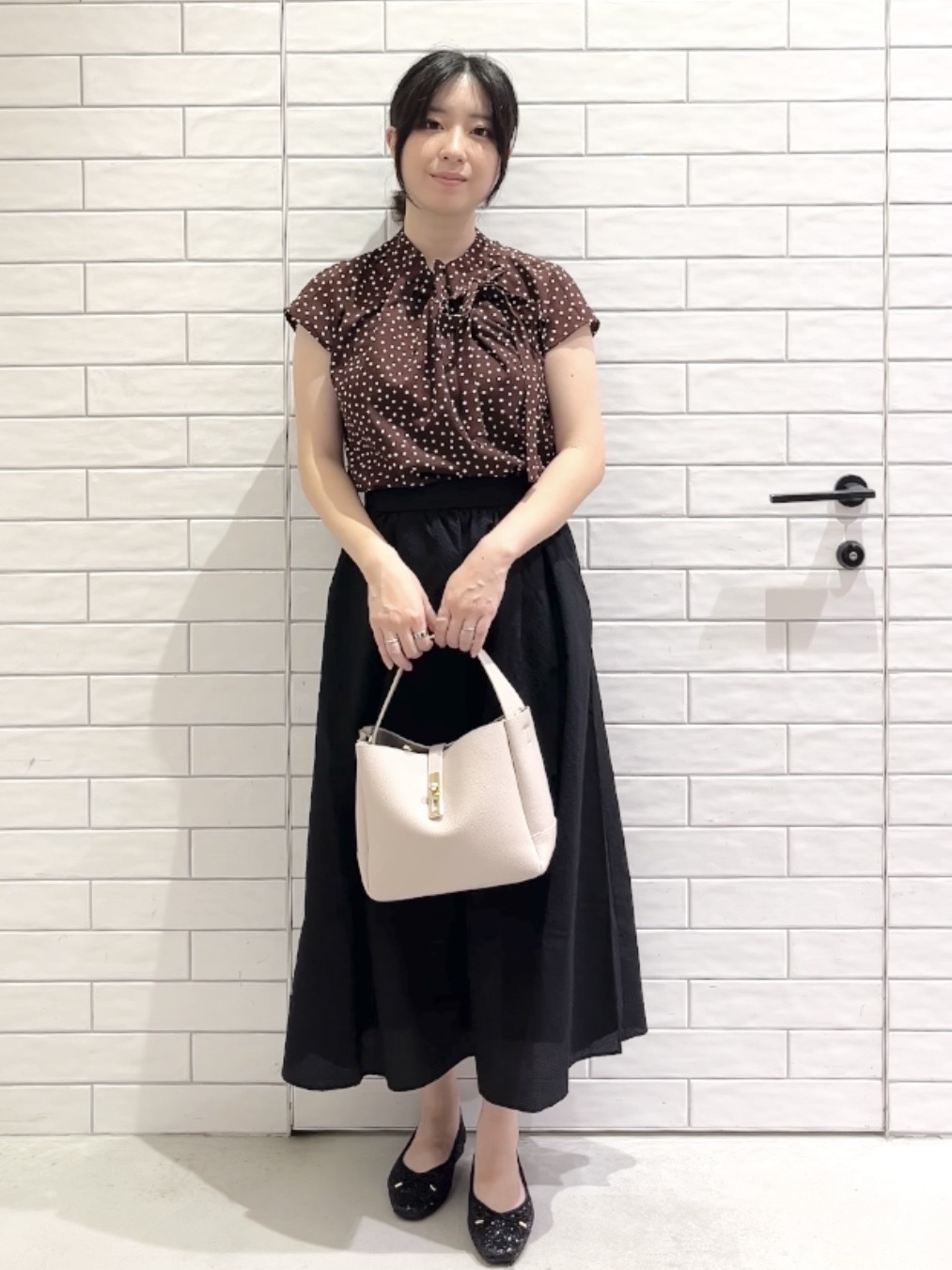 しおりさんの「OPAQUE.CLIP｜ドットボウタイブラウス【洗濯機OK】」を使ったコーディネート