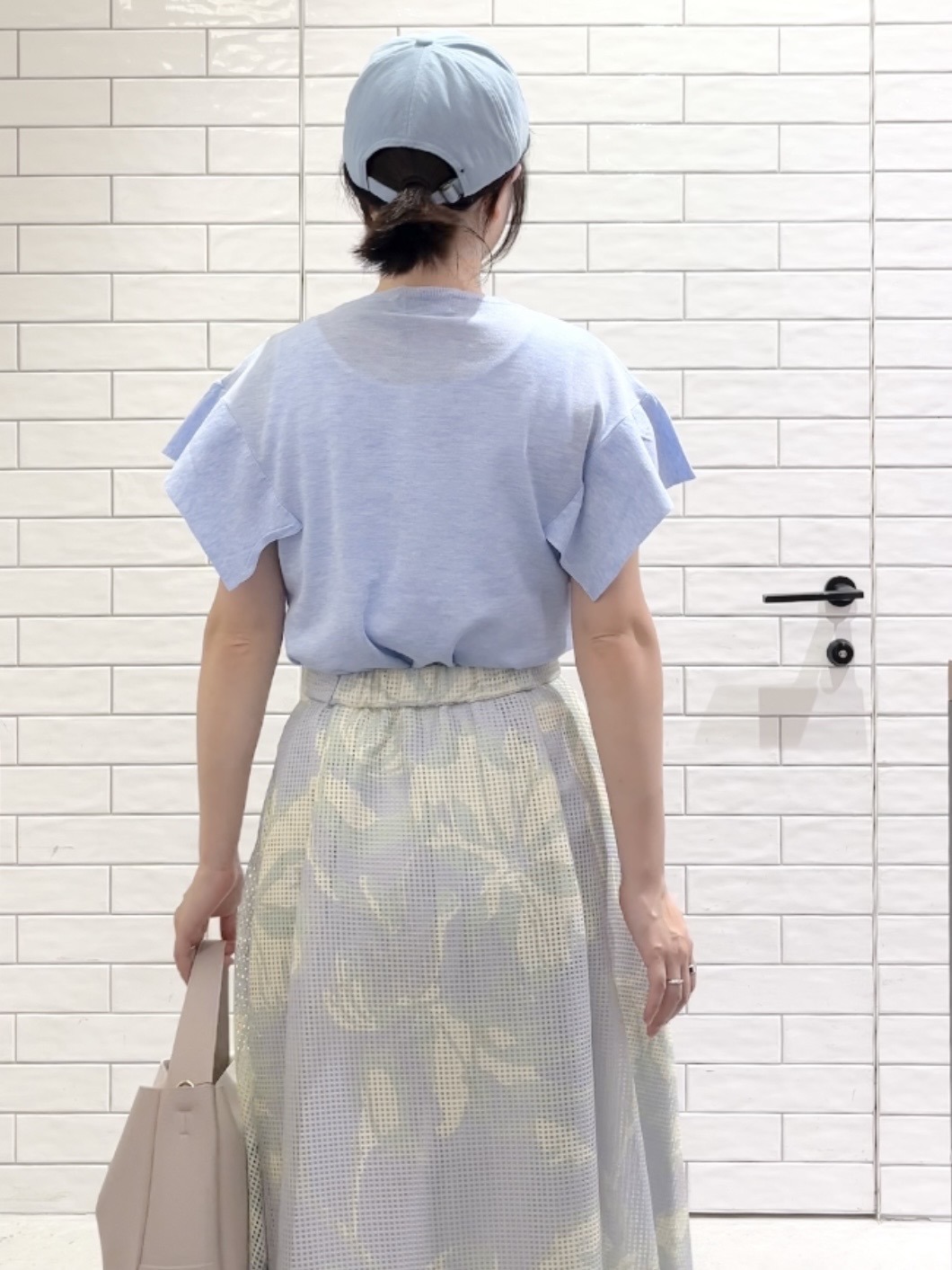 しおりさんの「OPAQUE.CLIP｜『STORY Web7月掲載』ドライタッチラメニット《UV／洗える／6col》」を使ったコーディネート