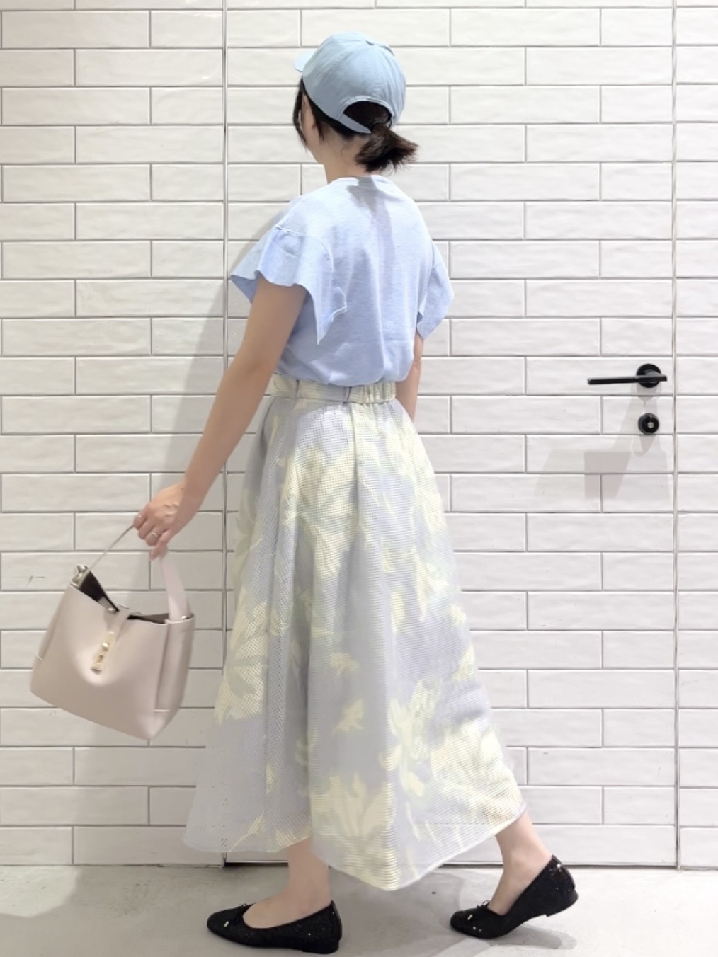 しおりさんの「OPAQUE.CLIP｜『STORY Web7月掲載』ドライタッチラメニット《UV／洗える／6col》」を使ったコーディネート