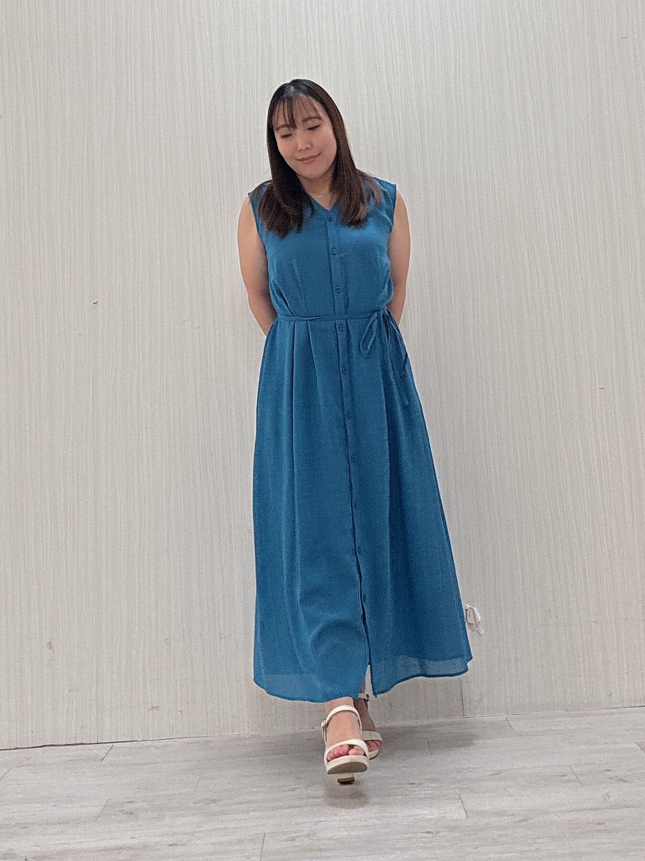 ayakaさんの「UNTITLED｜【通気性/前開きボタン】シアーVネックワンピース」を使ったコーディネート