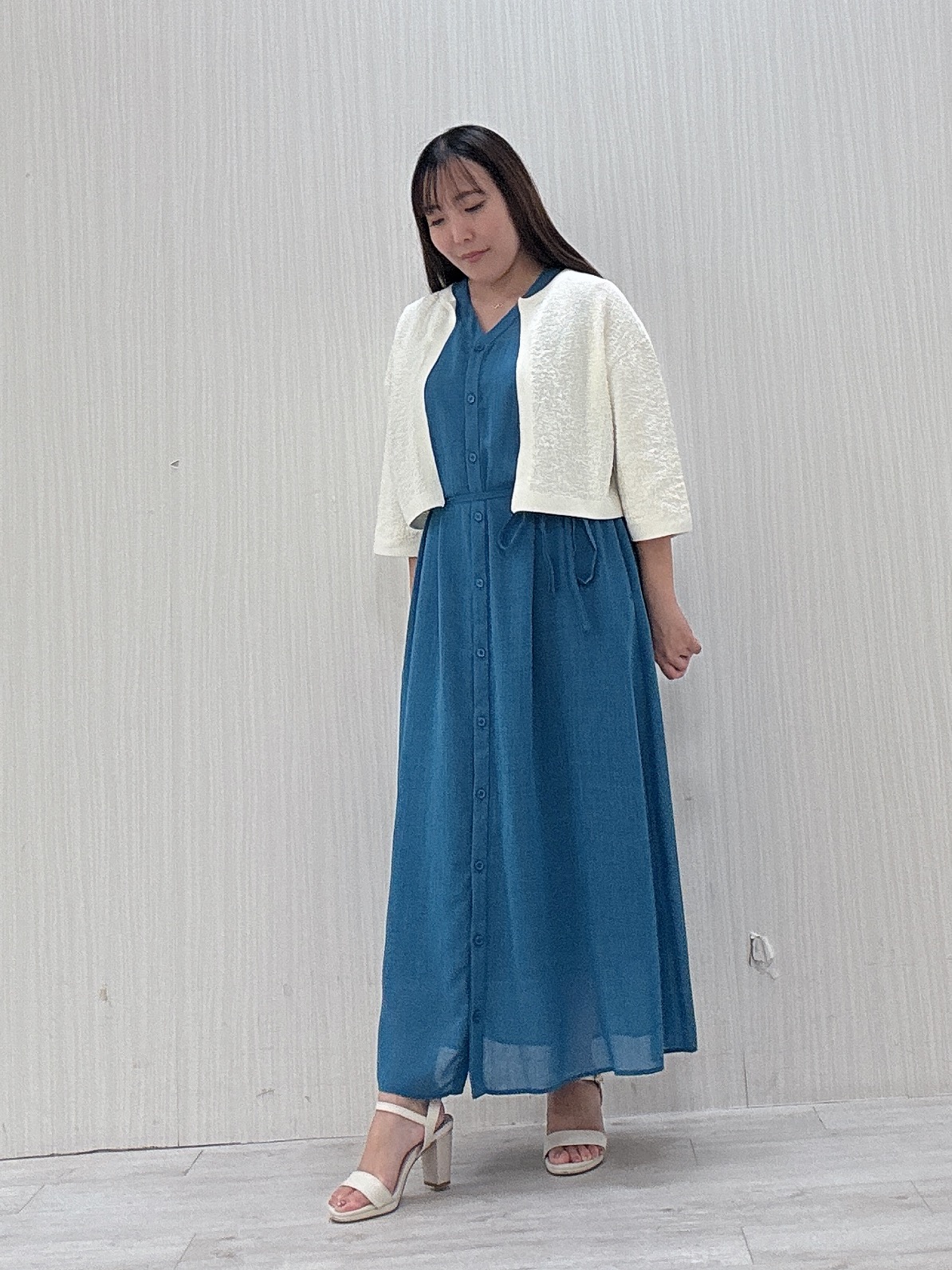 ayakaさんの「UNTITLED｜【通気性/前開きボタン】シアーVネックワンピース」を使ったコーディネート