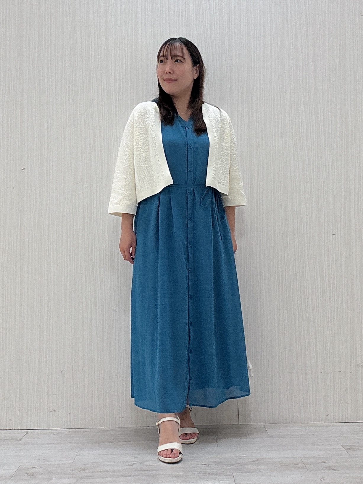 ayakaさんの「UNTITLED｜【通気性/前開きボタン】シアーVネックワンピース」を使ったコーディネート