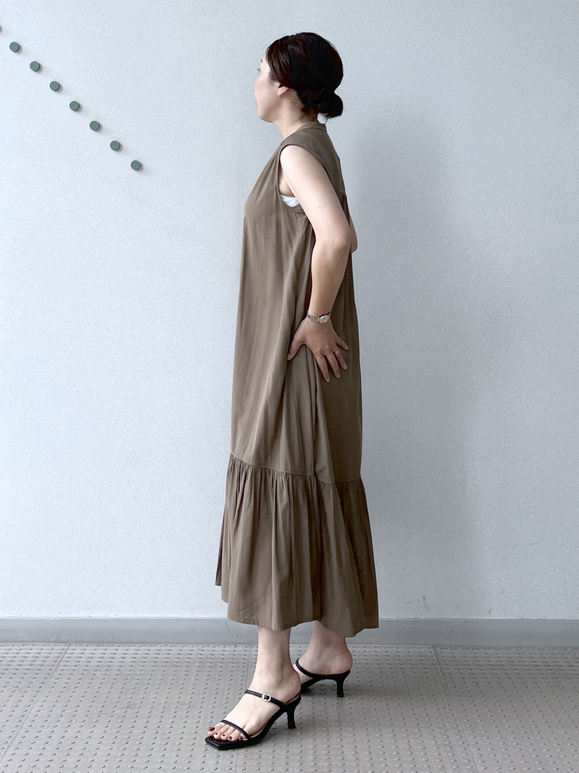 Soeさんの「DRESSTERIOR｜ノースリーブギャザーヘムワンピース」を使ったコーディネート