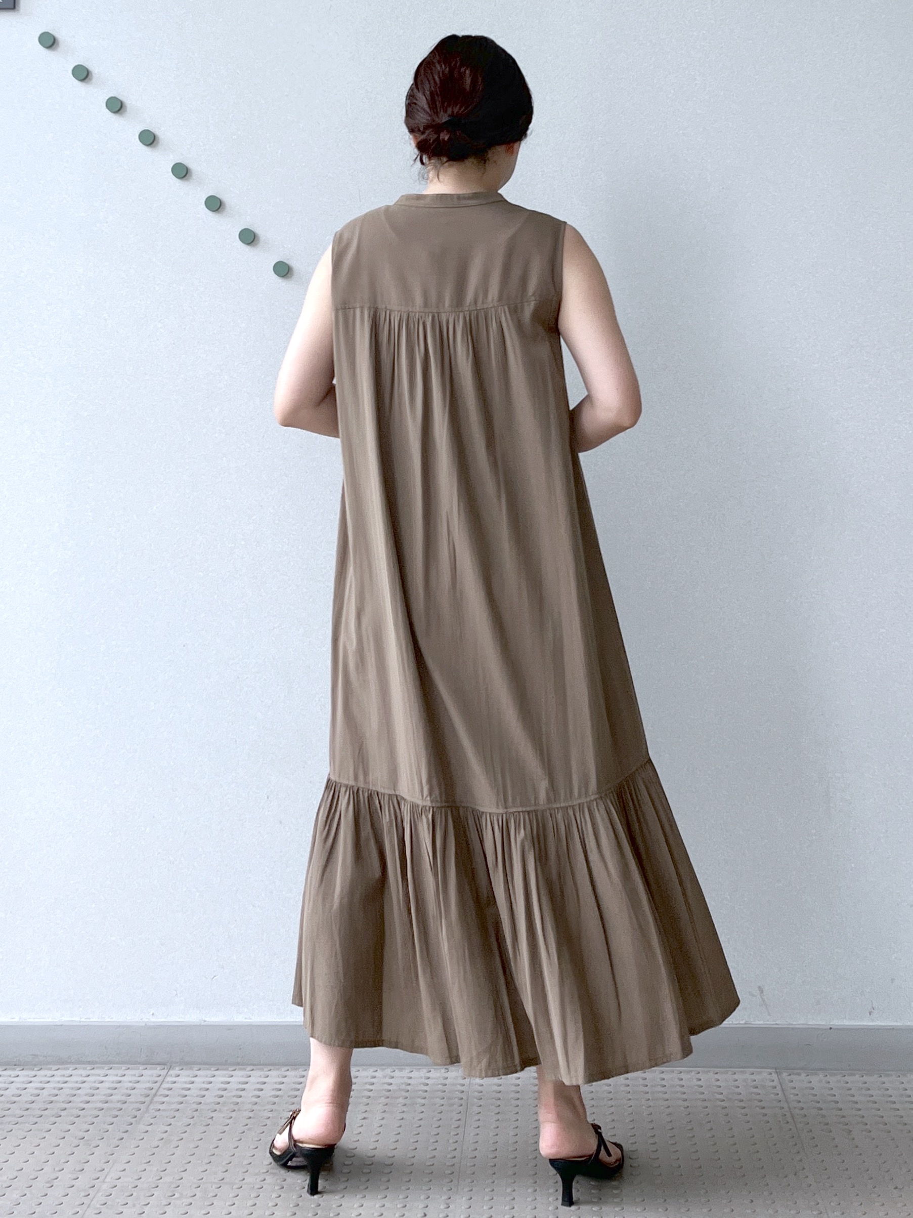 Soeさんの「DRESSTERIOR｜ノースリーブギャザーヘムワンピース」を使ったコーディネート