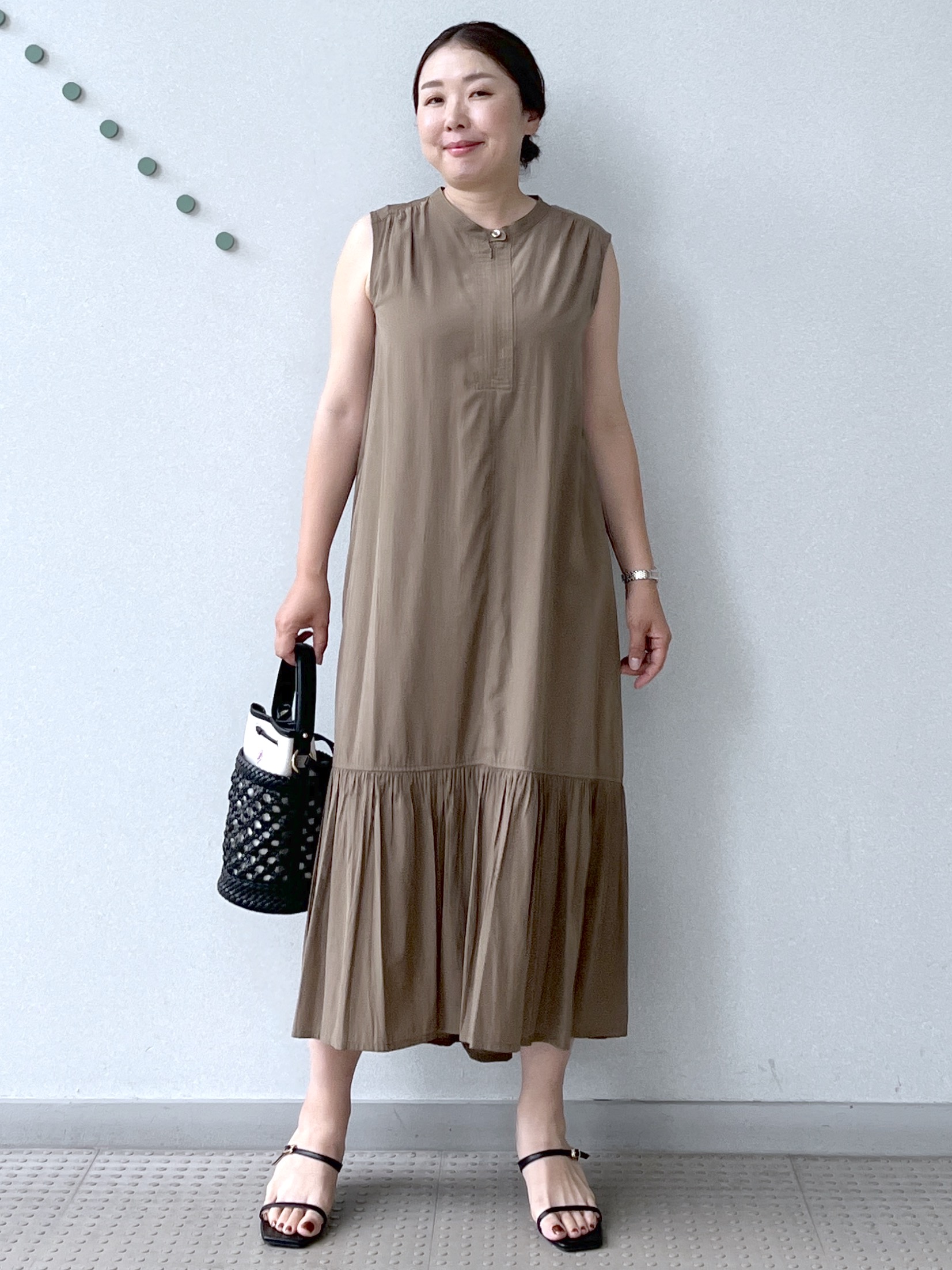 Soeさんの「DRESSTERIOR｜ノースリーブギャザーヘムワンピース」を使ったコーディネート
