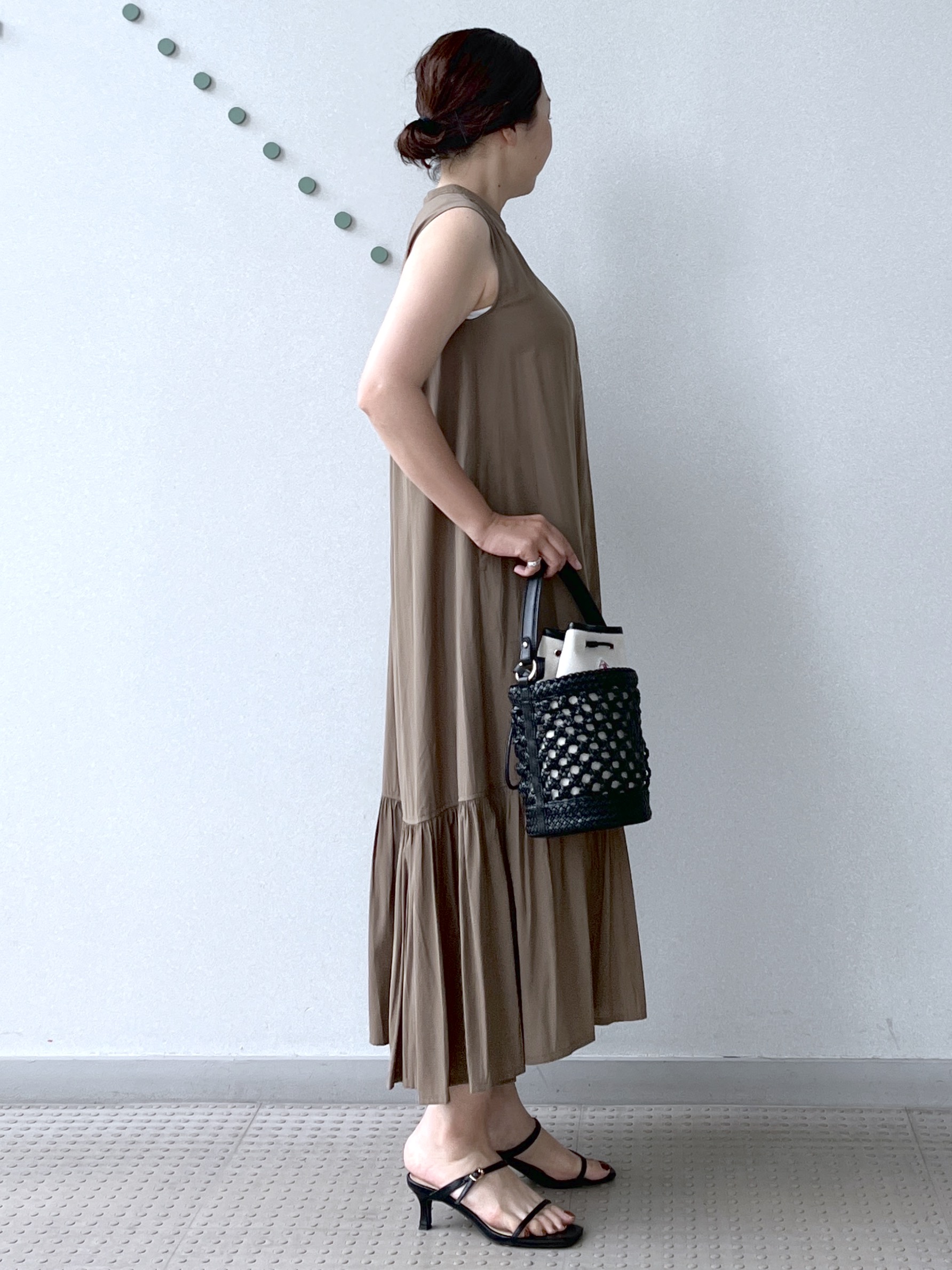 Soeさんの「DRESSTERIOR｜ノースリーブギャザーヘムワンピース」を使ったコーディネート