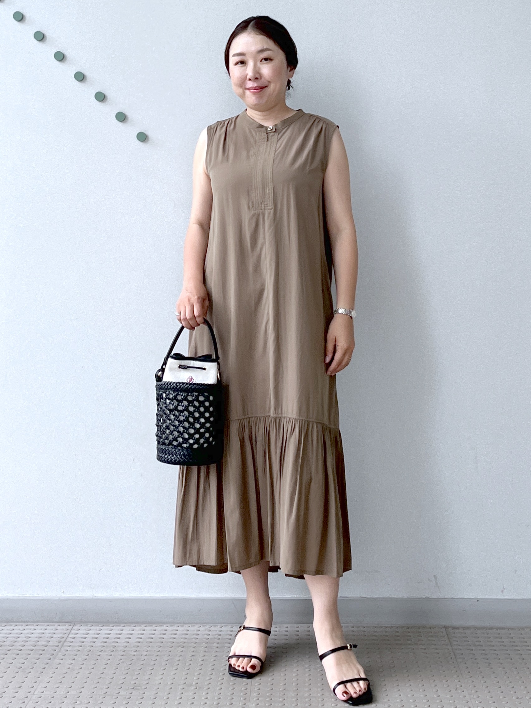 Soeさんの「DRESSTERIOR｜ノースリーブギャザーヘムワンピース」を使ったコーディネート