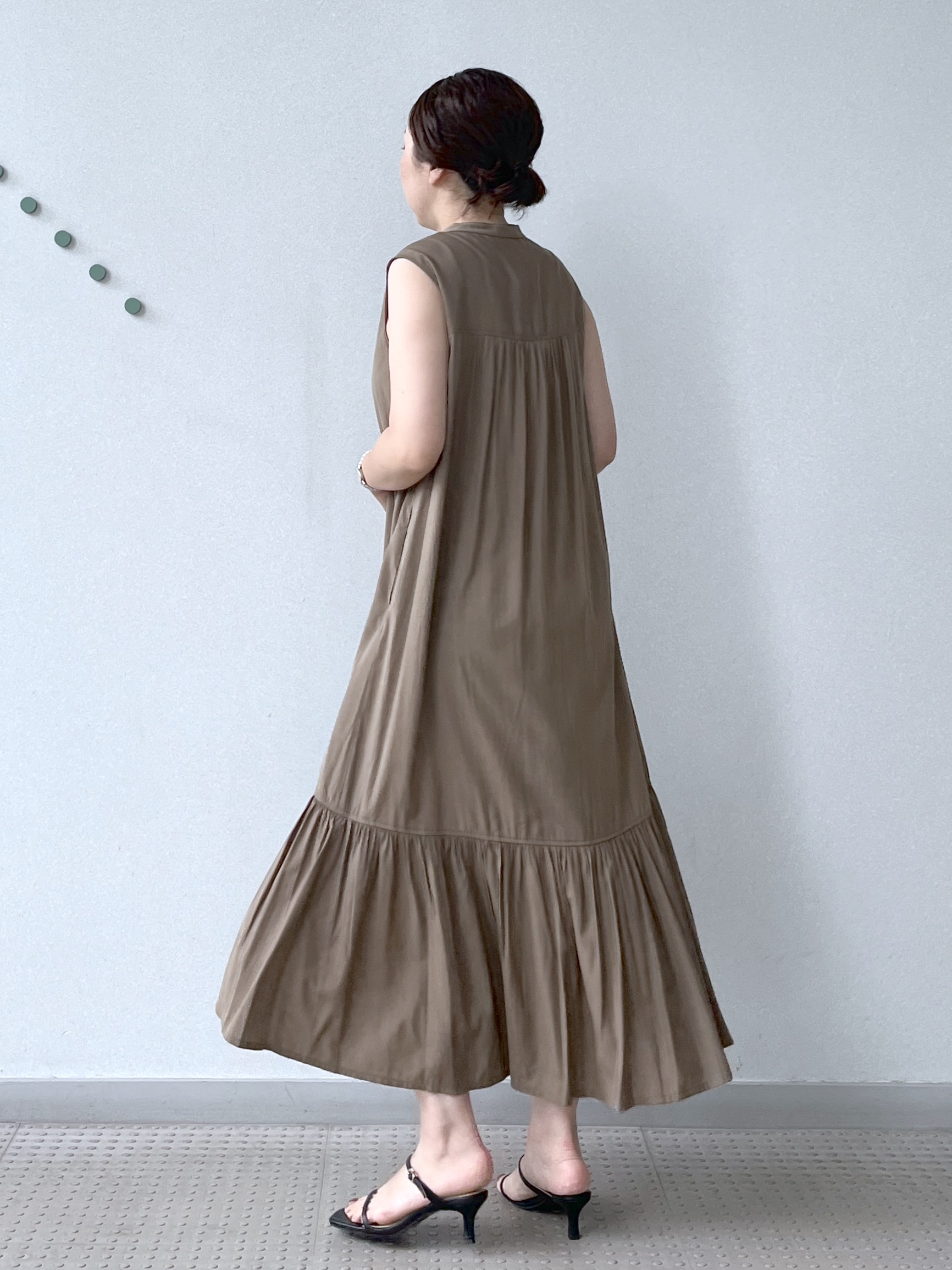Soeさんの「DRESSTERIOR｜ノースリーブギャザーヘムワンピース」を使ったコーディネート