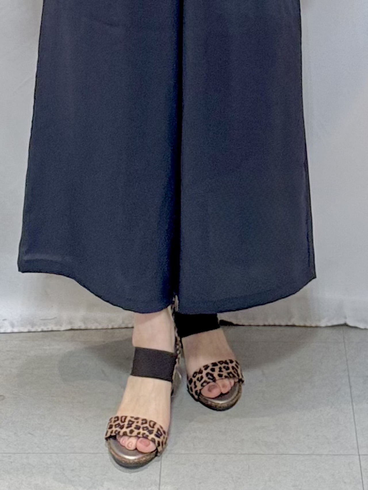 𝐇𝐢𝐫𝐨𝐦𝐢さんの「SHOO･LA･RUE｜【洗濯機可/ひんやり/UV】さらっとしたタッチが心地よい ショート丈 Vネックカーディガン」を使ったコーディネート