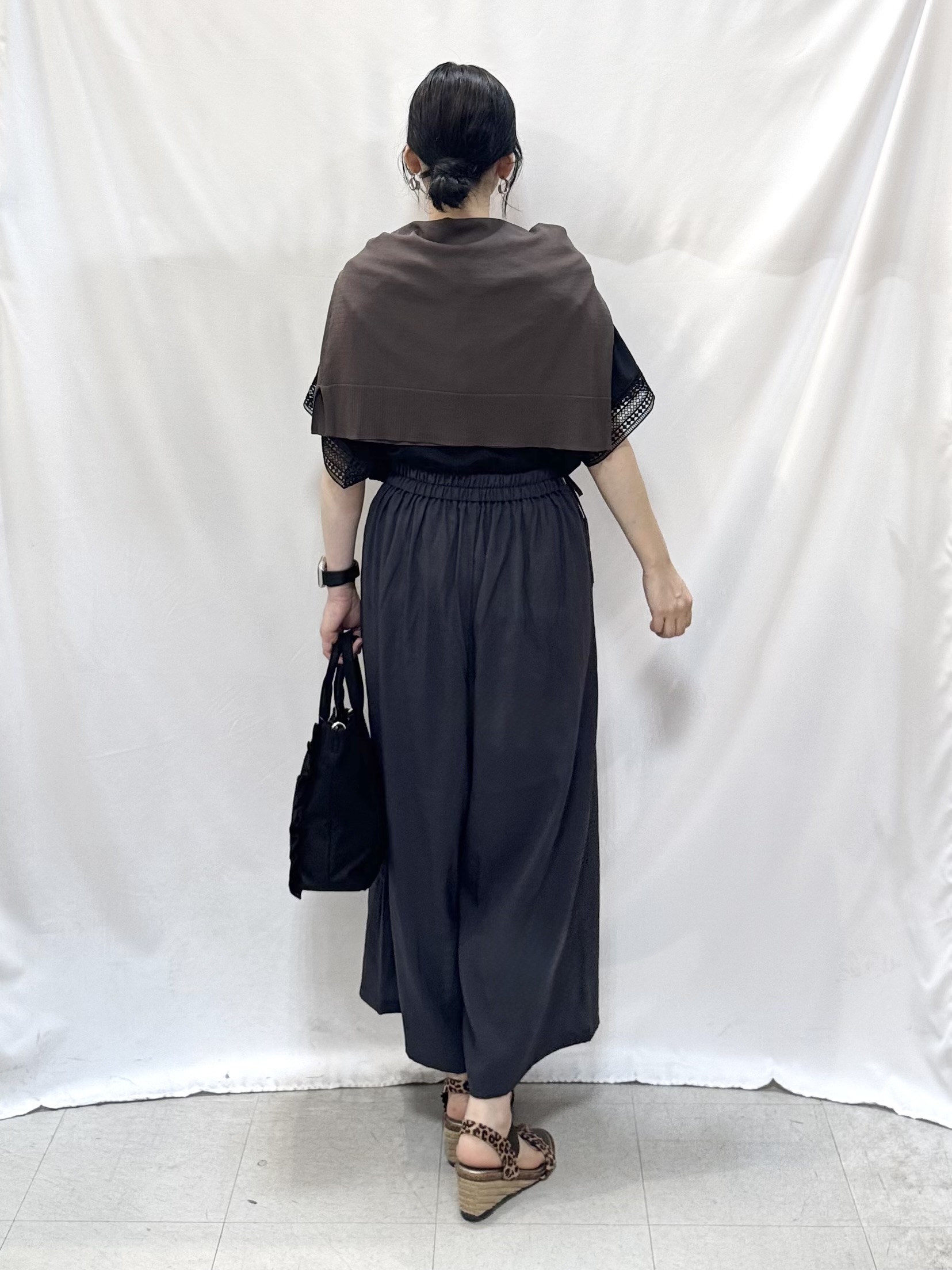 𝐇𝐢𝐫𝐨𝐦𝐢さんの「SHOO･LA･RUE｜【洗濯機可/ひんやり/UV】さらっとしたタッチが心地よい ショート丈 Vネックカーディガン」を使ったコーディネート