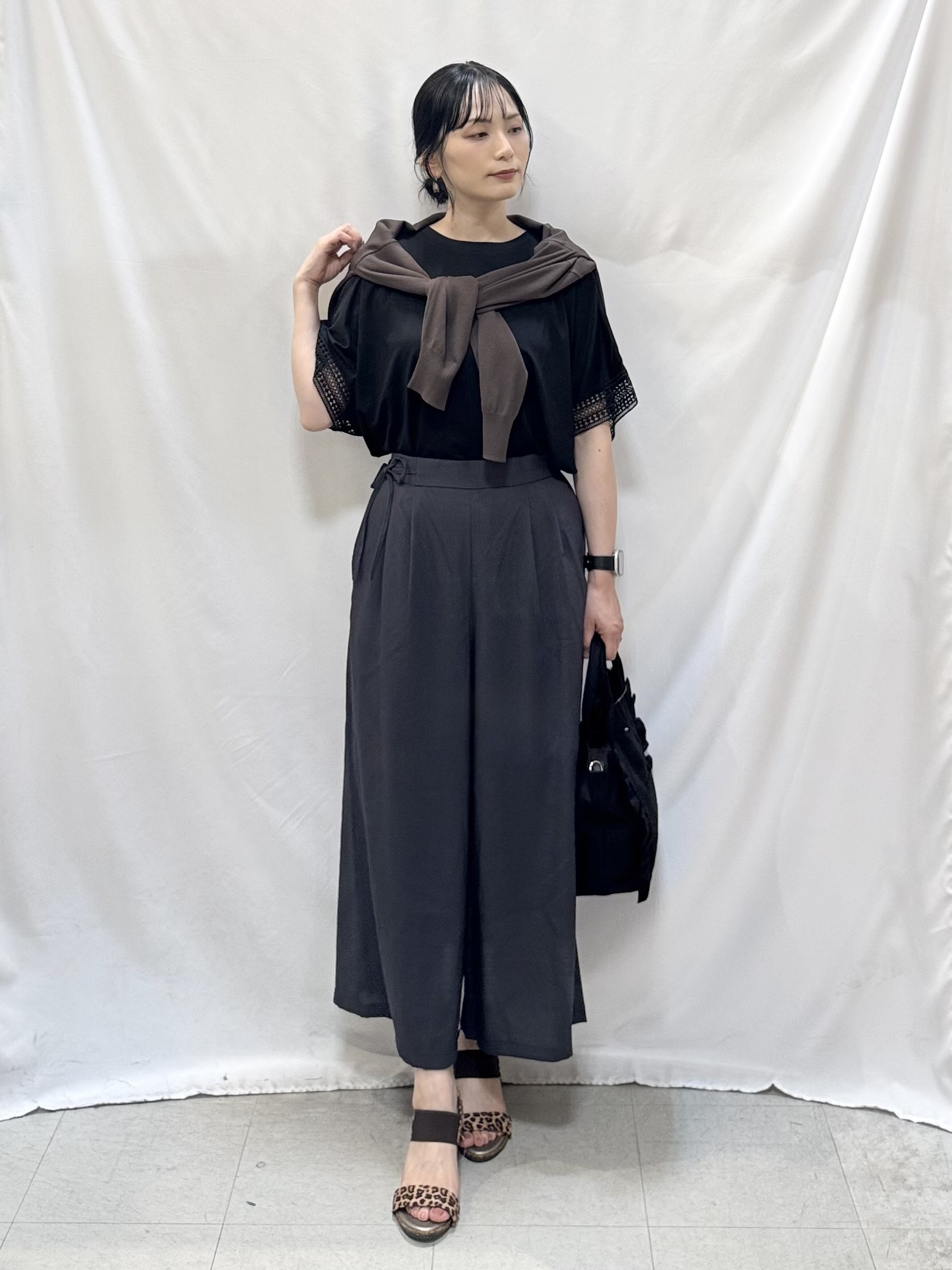 𝐇𝐢𝐫𝐨𝐦𝐢さんの「SHOO･LA･RUE｜【洗濯機可/ひんやり/UV】さらっとしたタッチが心地よい ショート丈 Vネックカーディガン」を使ったコーディネート