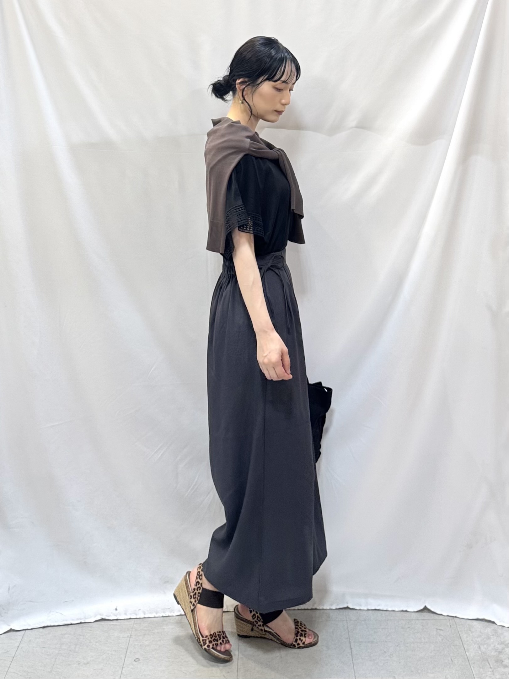 𝐇𝐢𝐫𝐨𝐦𝐢さんの「SHOO･LA･RUE｜【洗濯機可/ひんやり/UV】さらっとしたタッチが心地よい ショート丈 Vネックカーディガン」を使ったコーディネート