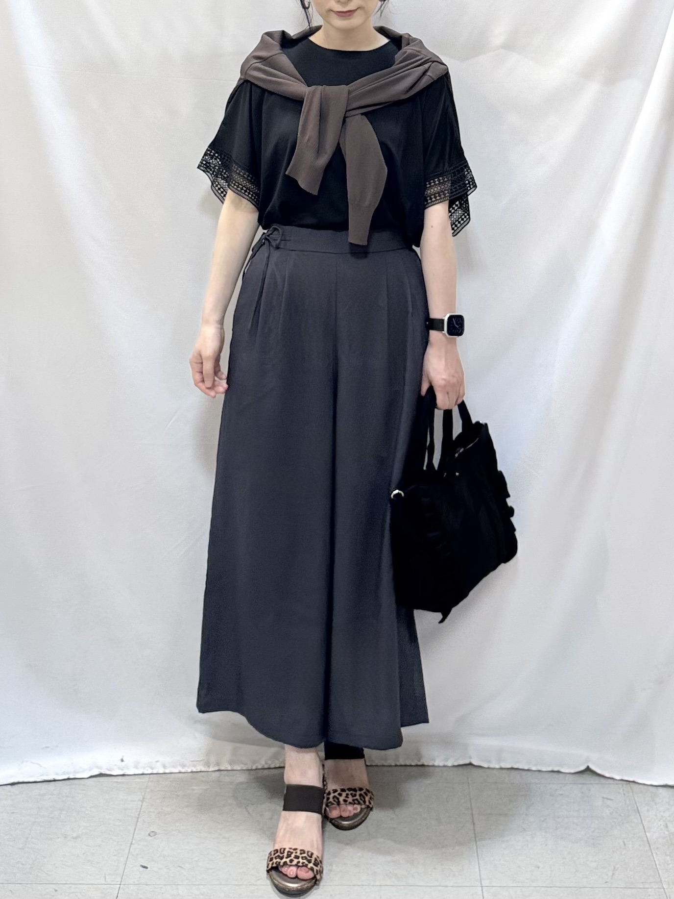 𝐇𝐢𝐫𝐨𝐦𝐢さんの「SHOO･LA･RUE｜【洗濯機可/ひんやり/UV】さらっとしたタッチが心地よい ショート丈 Vネックカーディガン」を使ったコーディネート