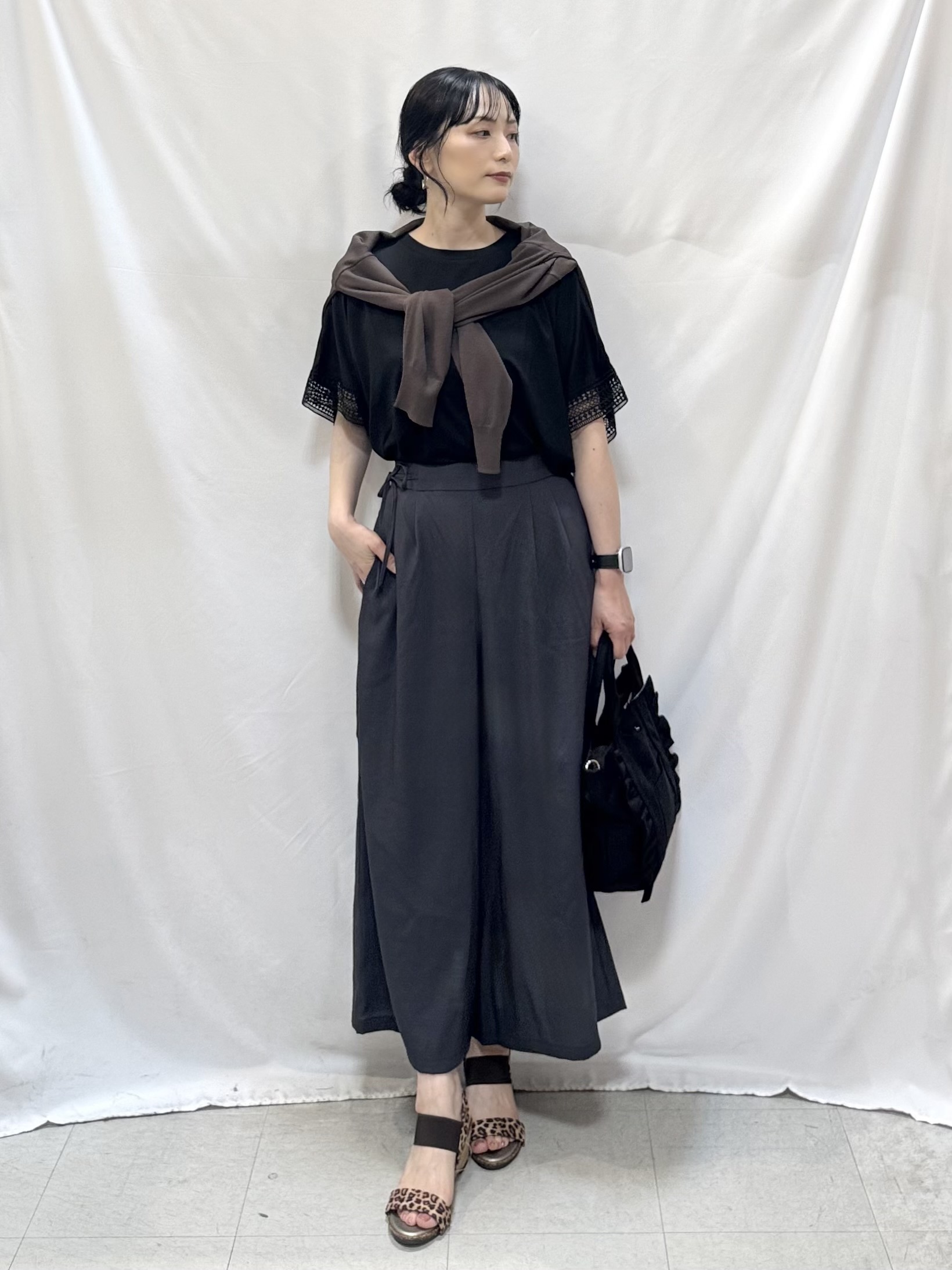 𝐇𝐢𝐫𝐨𝐦𝐢さんの「SHOO･LA･RUE｜【洗濯機可/ひんやり/UV】さらっとしたタッチが心地よい ショート丈 Vネックカーディガン」を使ったコーディネート