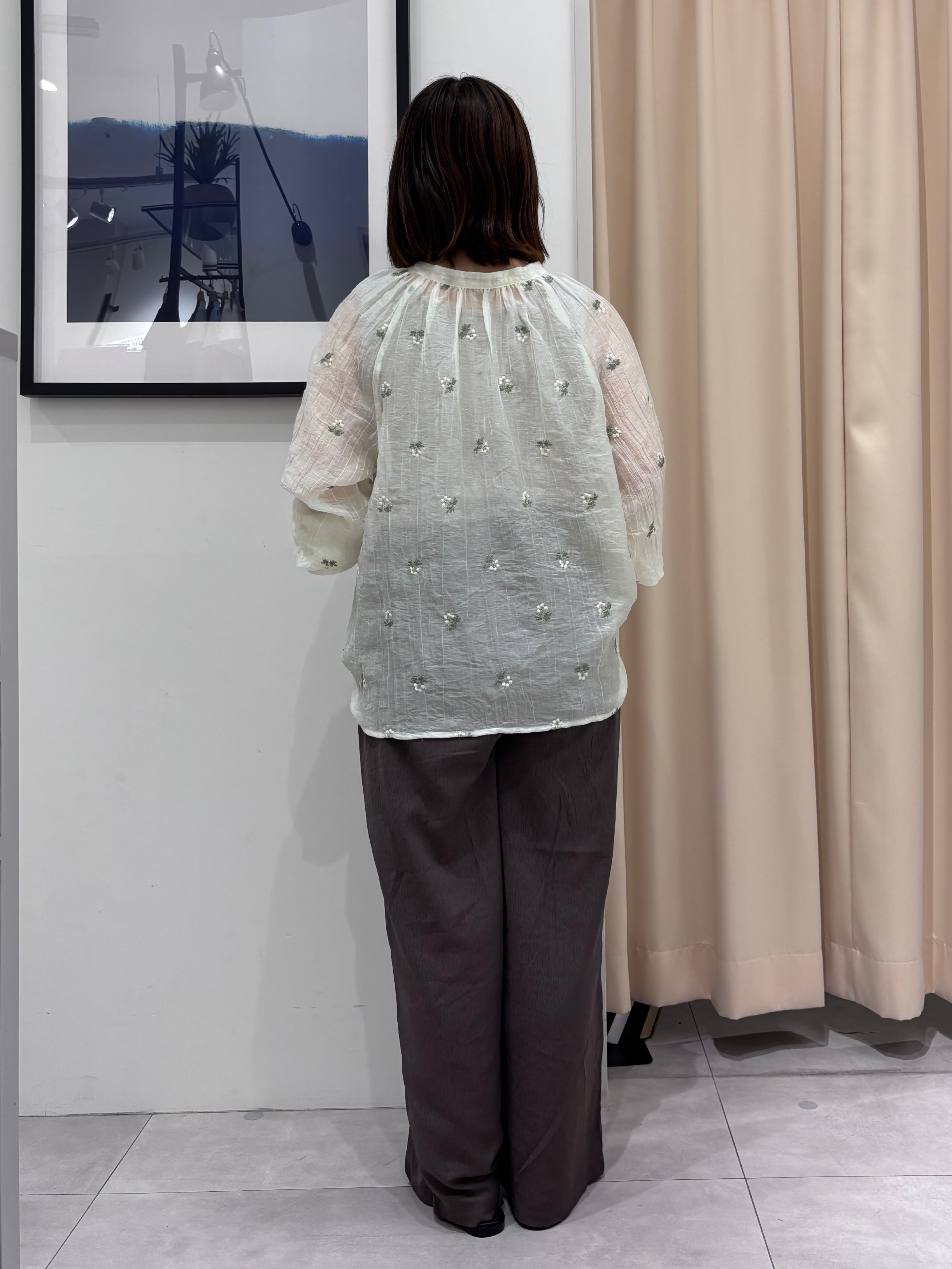 SAKUさんの「THE SHOP TK｜華やぎを添える 花柄刺繍ブラウス」を使ったコーディネート